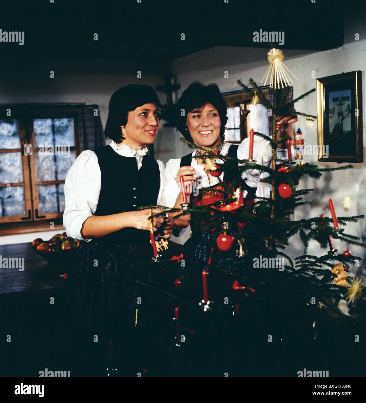 Die schönsten Lieder der Weihnachtszeit, ZDF Musiksendung, Deutschland, 1984, mit Rosi Mittermaier und Schweister Evi Mittermaier vor dem Weihnachtsbaum. Schoenste Lieder der Weihnachtszeit, programma di musica TV per natale, Germania, 1984, con Rosi Mittermaier e sua sorella Evi Mittermaier di fronte all'albero di natale. Foto Stock