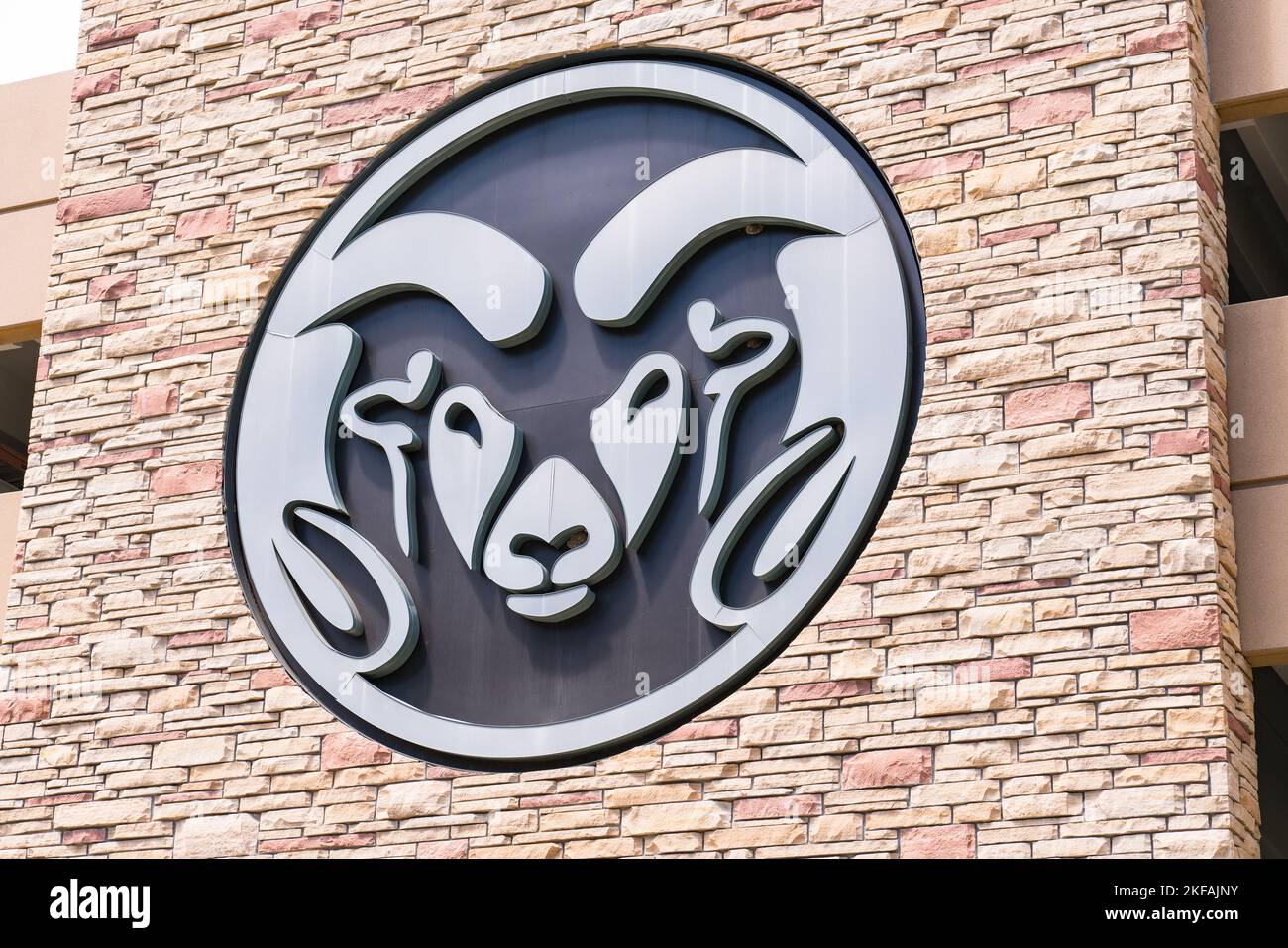 Fort Collins, CO - 16 luglio 2022: Logo della mascotte Rams su un edificio della Colorado state University a Fort Collins, Colorado Foto Stock
