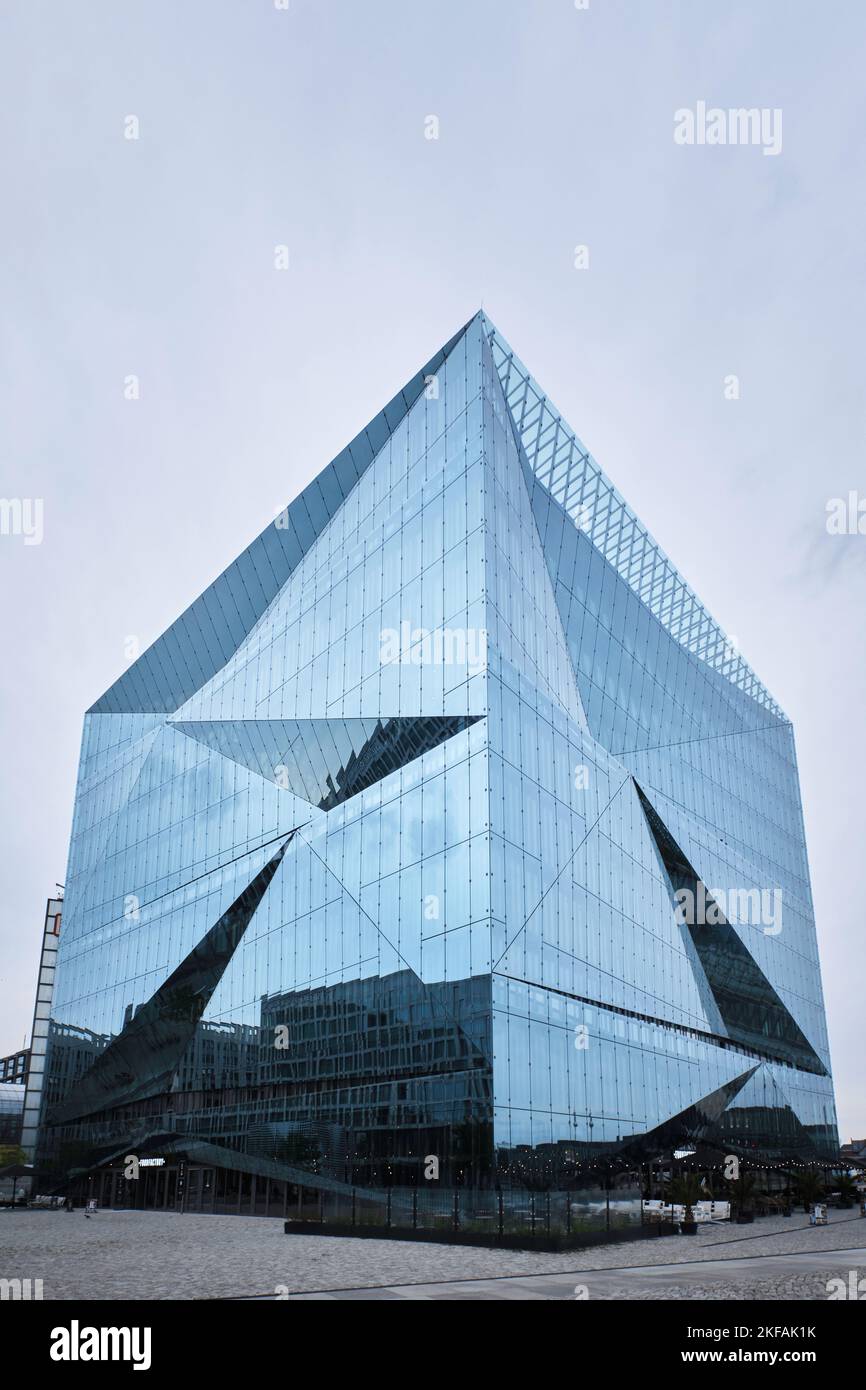 Berlino, Germania - Settembre 2022: Vista dell'edificio moderno e architettonico degli uffici di Cube Berlin presso la stazione centrale di Berlino progettata da 3XN Foto Stock