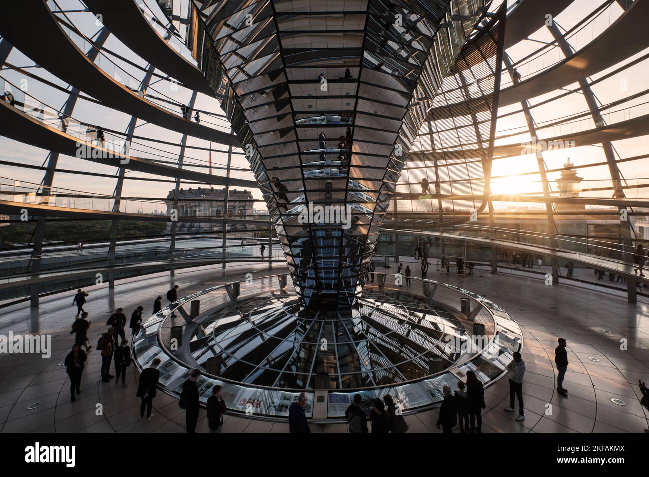 Berlino, Germania - Settembre 2022: Tramonto Vista dell'interno della cupola del Reichstag. La cupola progettata da Norman Foster si trova sulla sommità dell'edificio del Reichstag. Foto Stock