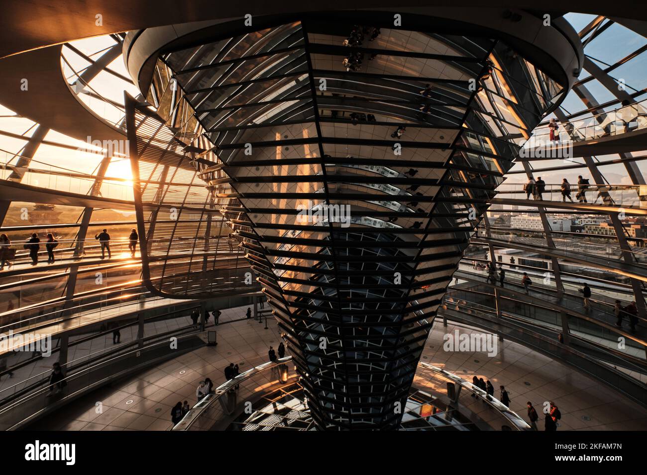 Berlino, Germania - Settembre 2022: Tramonto Vista dell'interno della cupola del Reichstag. La cupola progettata da Norman Foster si trova sulla sommità dell'edificio del Reichstag. Foto Stock