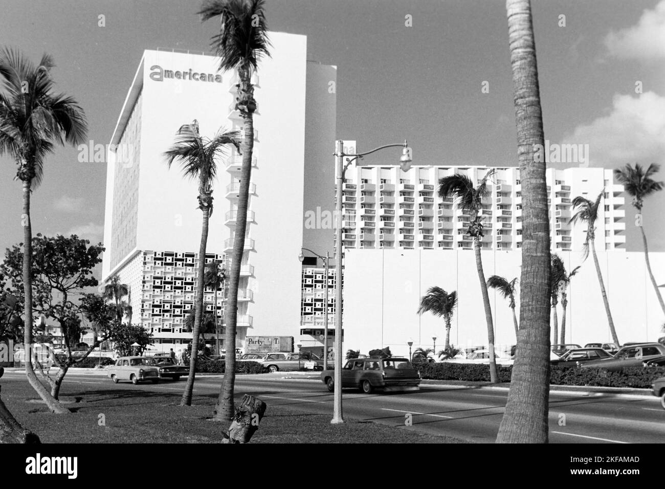 Das americana Hotel erbaut von Morris Lapidus, später Sheraton und abgerissen in 2007, an der Street on the Ocean in Bal Harbour, Miami, Florida, USA 1965. L'americana Hotel costruito da Morris Lapidus, successivamente Sheraton e demolito nel 2007, sulla strada sull'oceano in Bal Harbour, Miami, Florida, USA 1965. Foto Stock