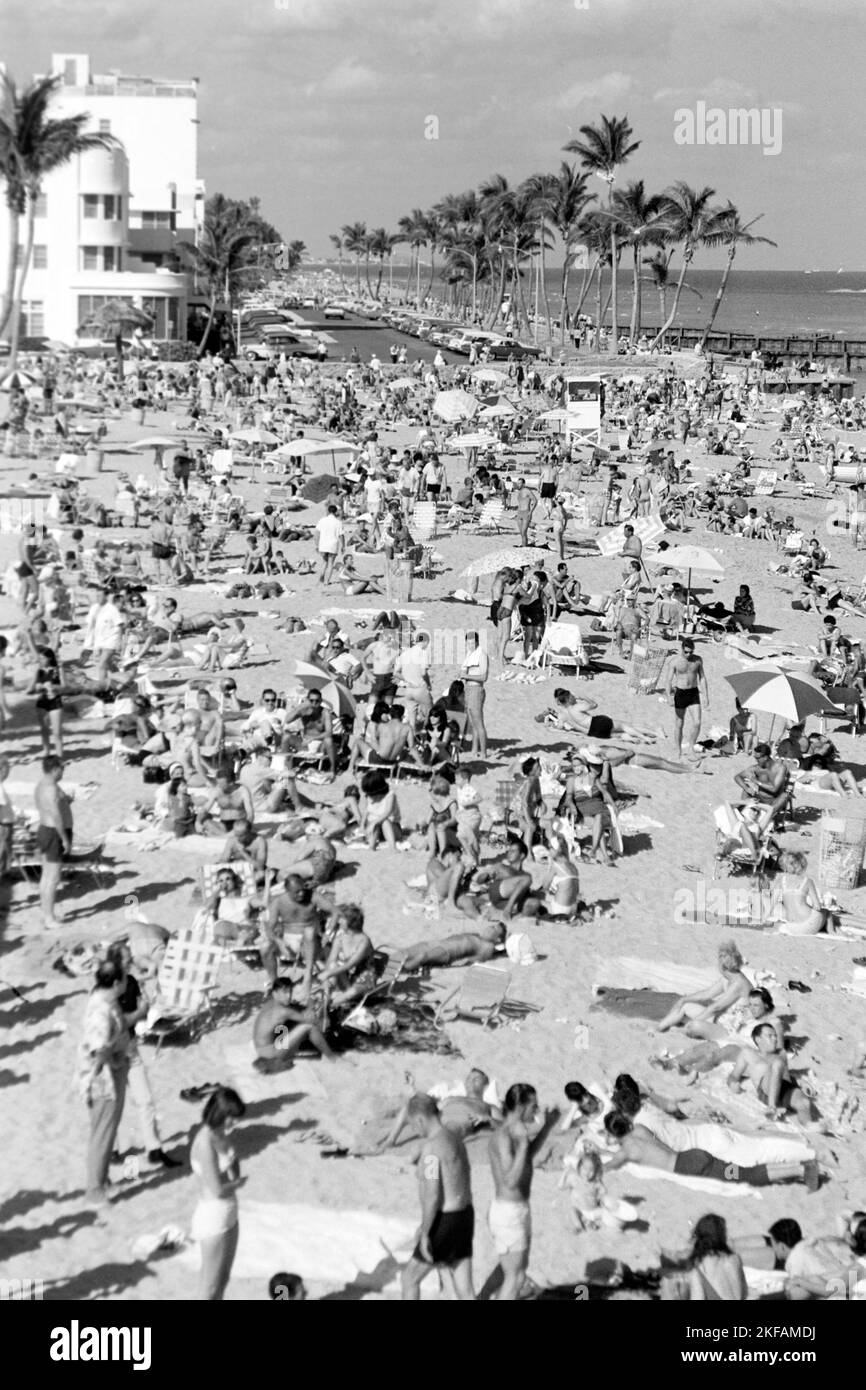 Menschen am Strand von Miami Beach, Florida, Stati Uniti 1965. Menschen am Strand von Miami Beach, Florida, Stati Uniti 1965. Foto Stock