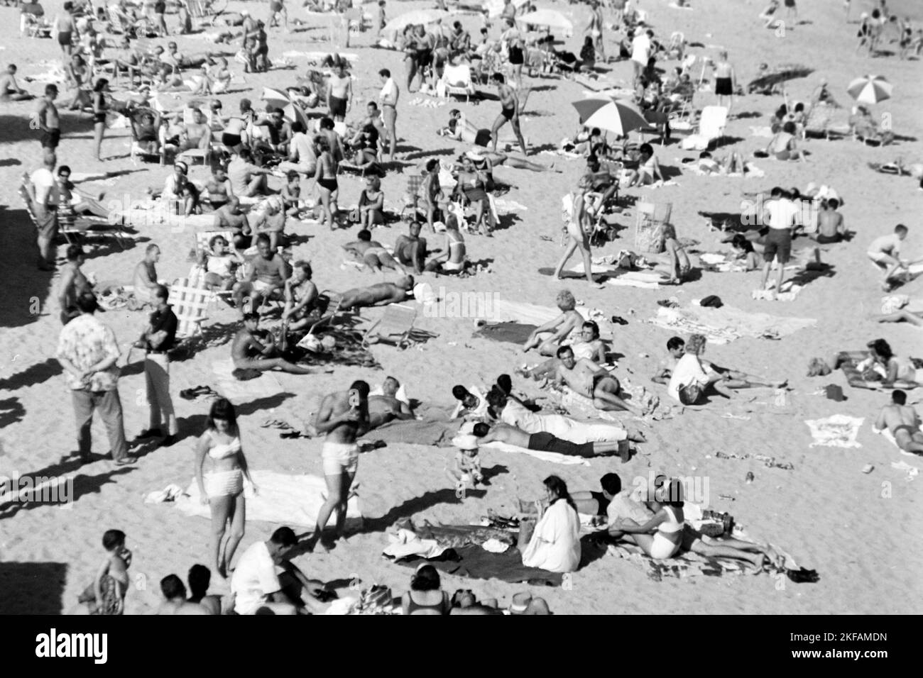 Menschen am Strand von Miami Beach, Florida, Stati Uniti 1965. Menschen am Strand von Miami Beach, Florida, Stati Uniti 1965. Foto Stock
