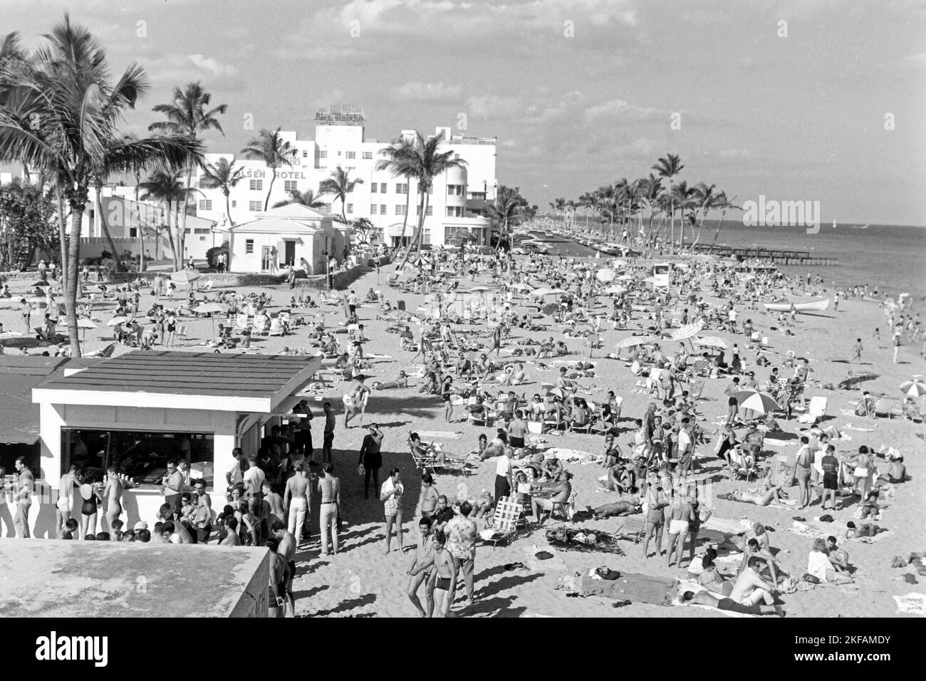 Menschen am Strand von Miami Beach mit Blick auf das Olsen Hotel, Florida, Stati Uniti 1965. Menschen am Strand von Miami Beach con vista sull'Olsen Hotel, Florida, USA 1965. Foto Stock