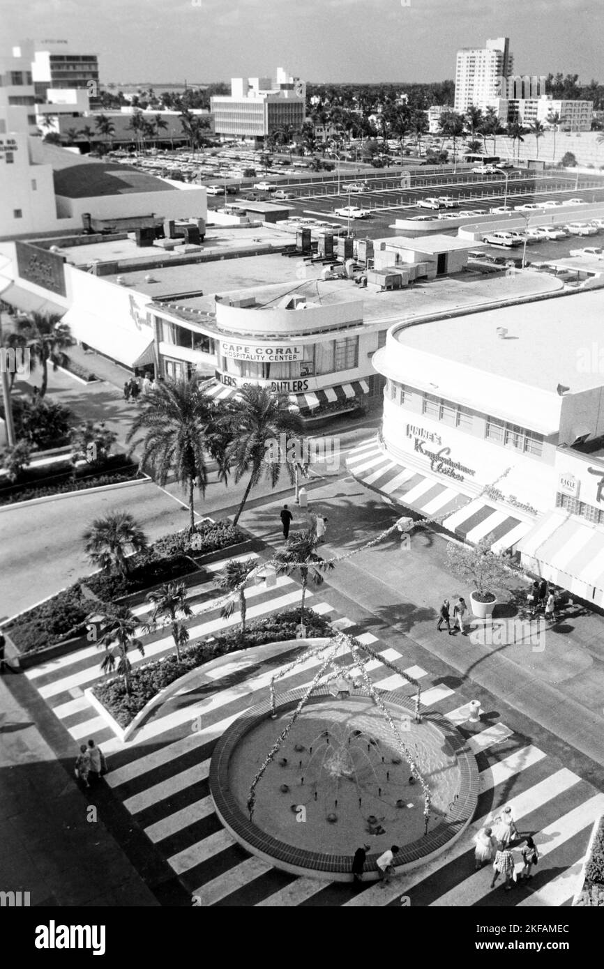 Blick auf die Lincoln Road mit Springbrunnen in Miami Beach, Florida, USA 1965. Vista di Lincoln Road con fontana a Miami Beach, Florida, USA 1965. Foto Stock