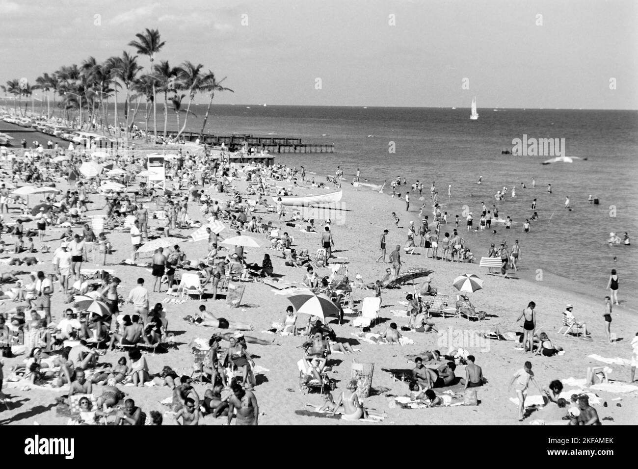 Menschen am Strand von Miami Beach, Florida, Stati Uniti 1965. Menschen am Strand von Miami Beach, Florida, Stati Uniti 1965. Foto Stock