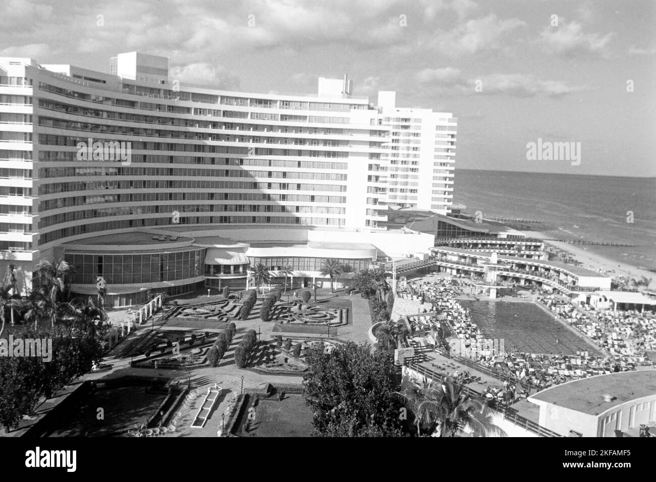 Das Fountainebleau Hotel a Miami Beach An der Collins Avenue, Florida, Stati Uniti 1965. The Fountainebleau Hotel a Miami Beach in Collins Avenue, Florida, USA 1965. Foto Stock