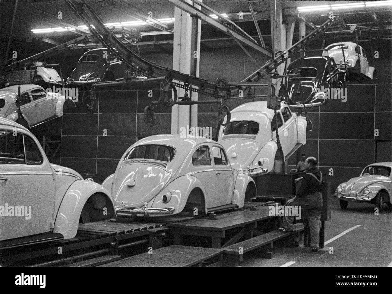 VW Caravelle - VW Käfer Fertigung - Montage-Fließband, Deutschland Wolfsburg 1962. VW Werke - VW Beetle manufacturing - linea di assemblaggio, Germania Wolfsburg 1962. Foto Stock
