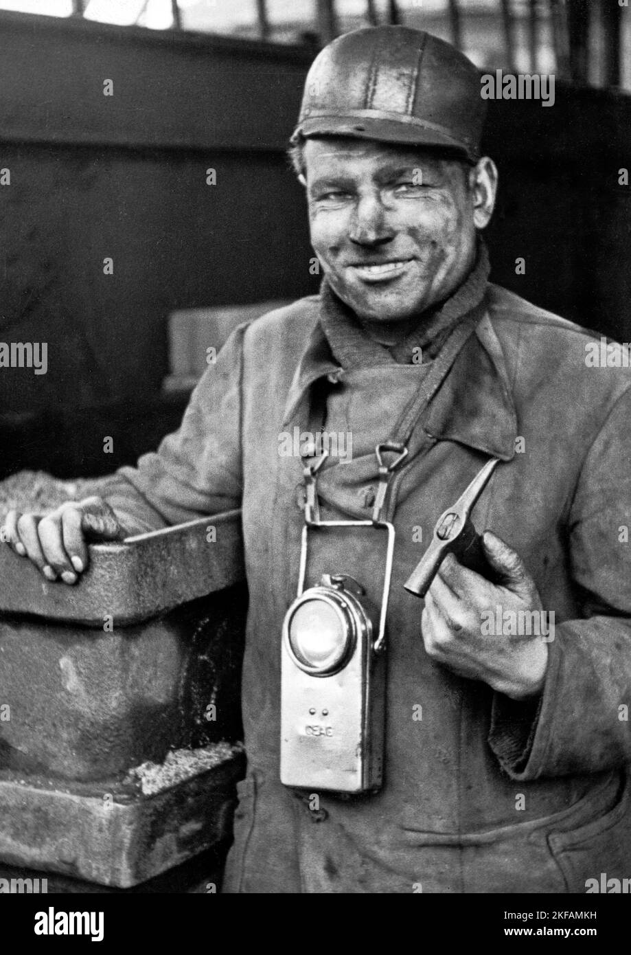 Vorarbeiter Bergmann eines Bergwerks im Ruhrgebiet, Deutschland um 1950. Capocantana minatore di una miniera nella regione della Ruhr, Germania intorno al 1950. Foto Stock
