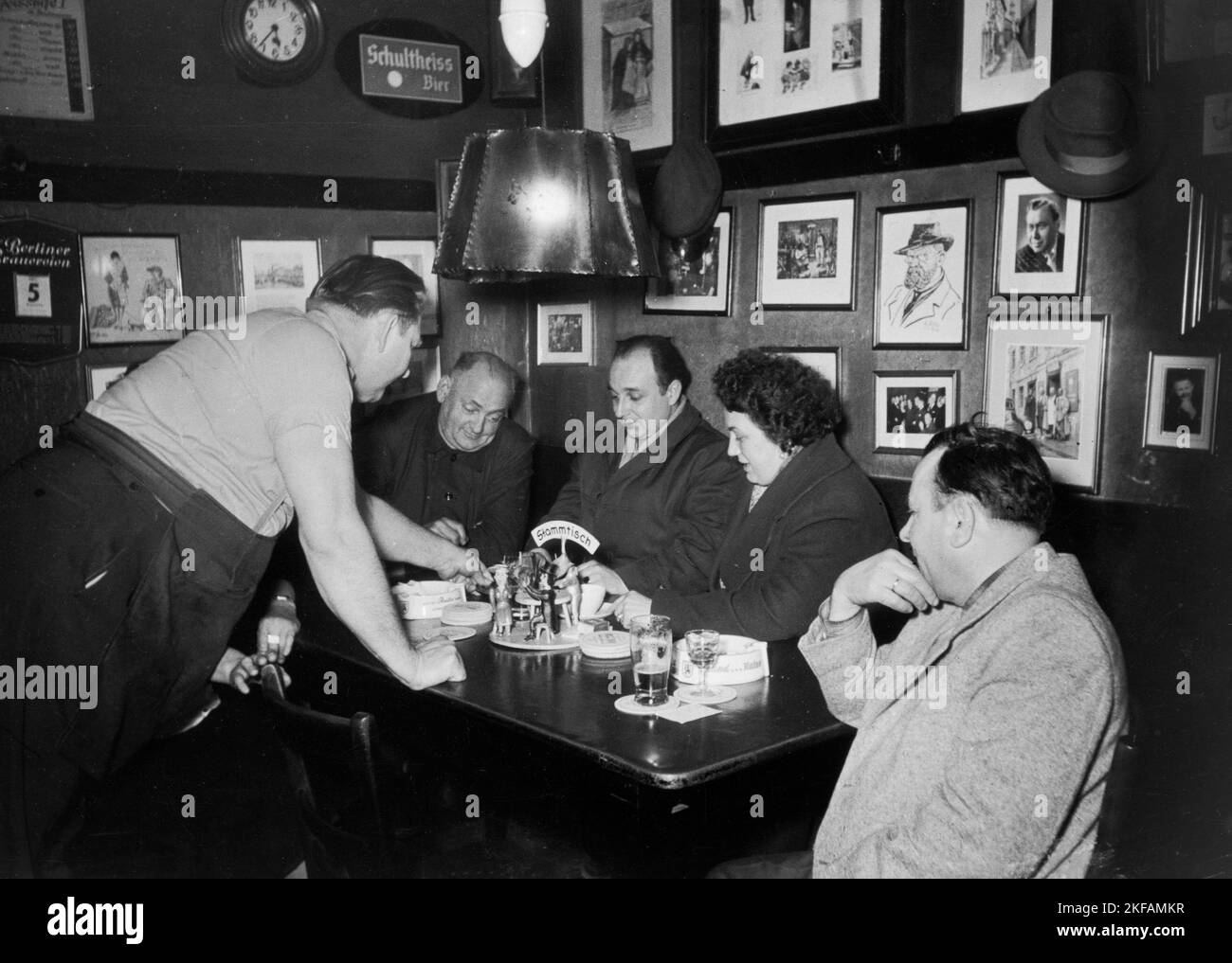 Ein Stammtischabend mit Männern und Frauen in der Sperlingsgasse Berlin, Deutschland 1960. Una serata con uomini e donne a Sperlingsgasse Berlino, Germania 1960. Foto Stock