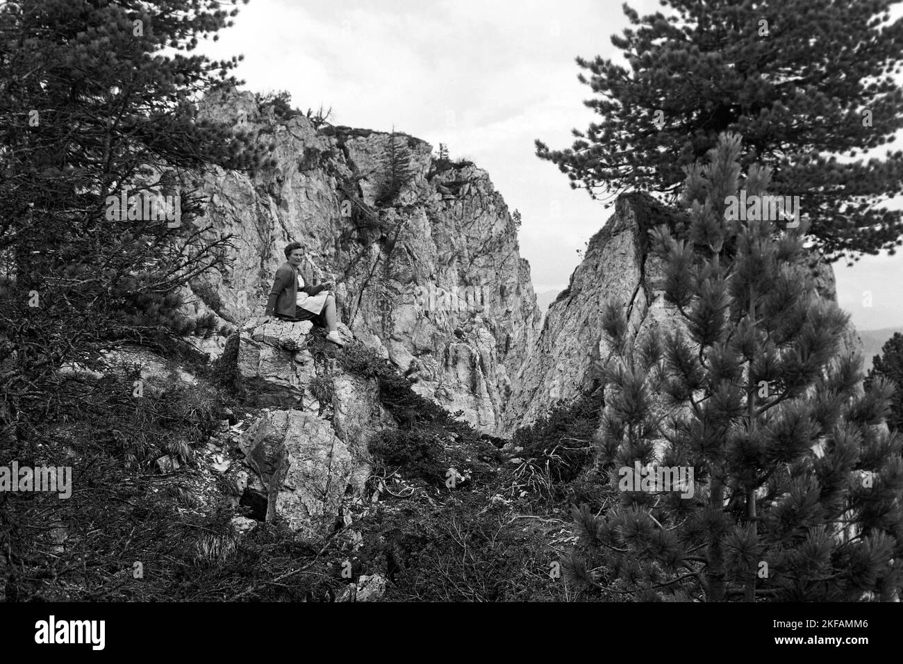 Frau Andres beim Wandern mit Ausblick im Zillertal, Tirol, 1970. Escursioni a piedi della signora Andres con vista sulla valle dello Ziller, Tirolo, 1970. Foto Stock