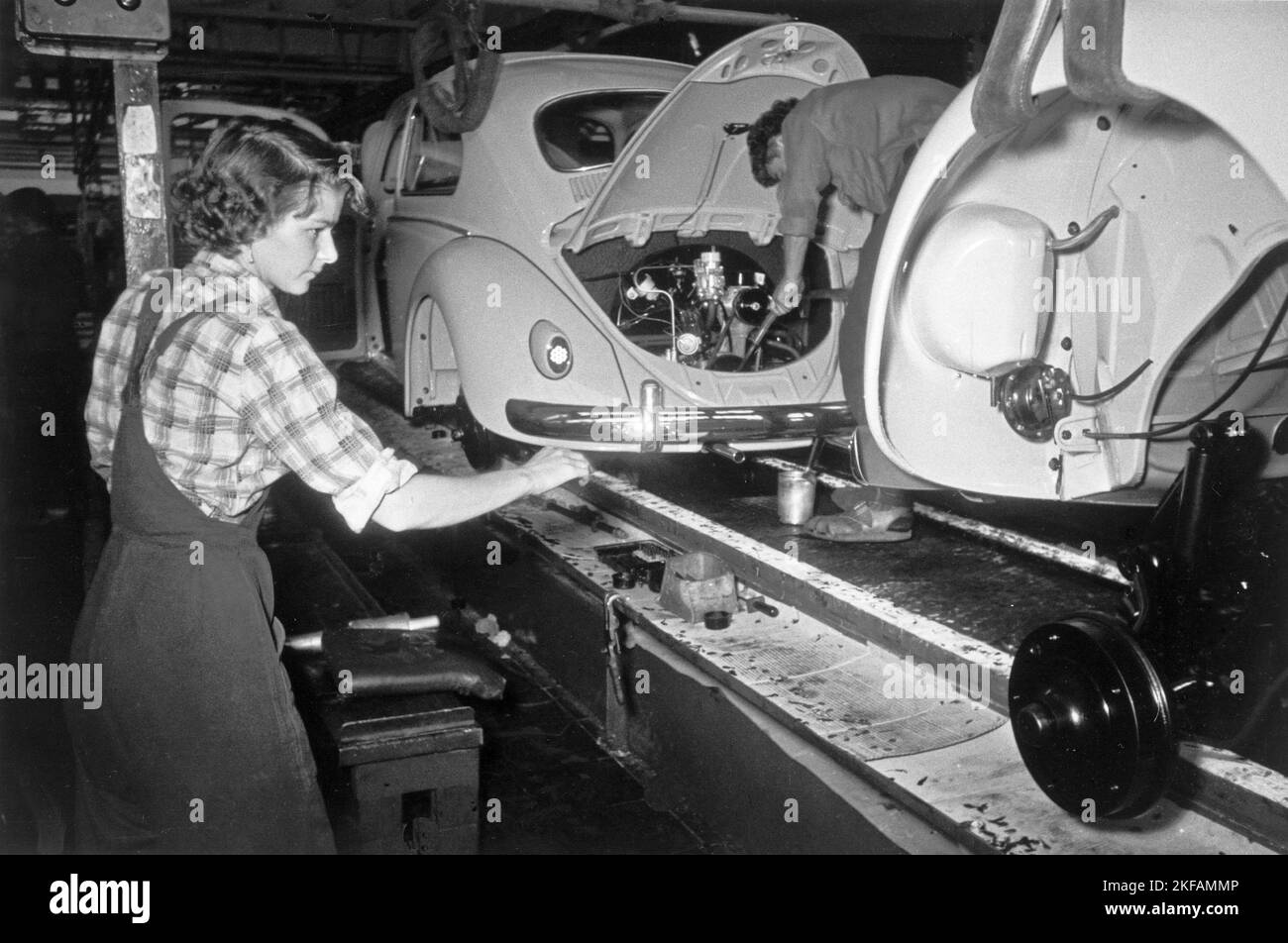 VW Werke - VW Käfer Fertigung - Arbeiterin in der Karosseriefertigung, Deutschland VW Werk Wolfsburg 1962. VW Werke - VW Beetle production - operaio in carrozzeria, Germania VW Plant Wolfsburg 1962. Foto Stock