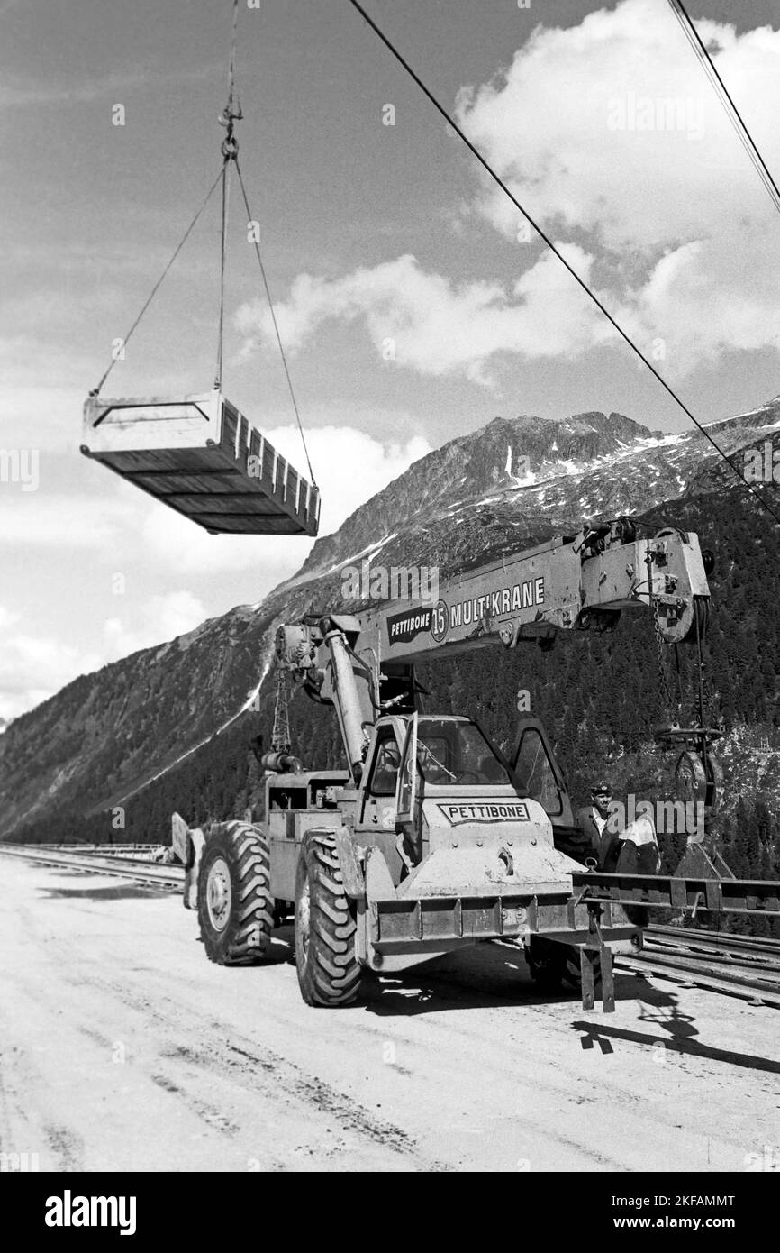 Baumaschine auf der Baustelle des Schlegeisspeichers im Zillertal, Tirol, 1970. Macchina per la costruzione del bacino di Schlegeis nella Valle Ziller, Tirolo, 1970. Foto Stock
