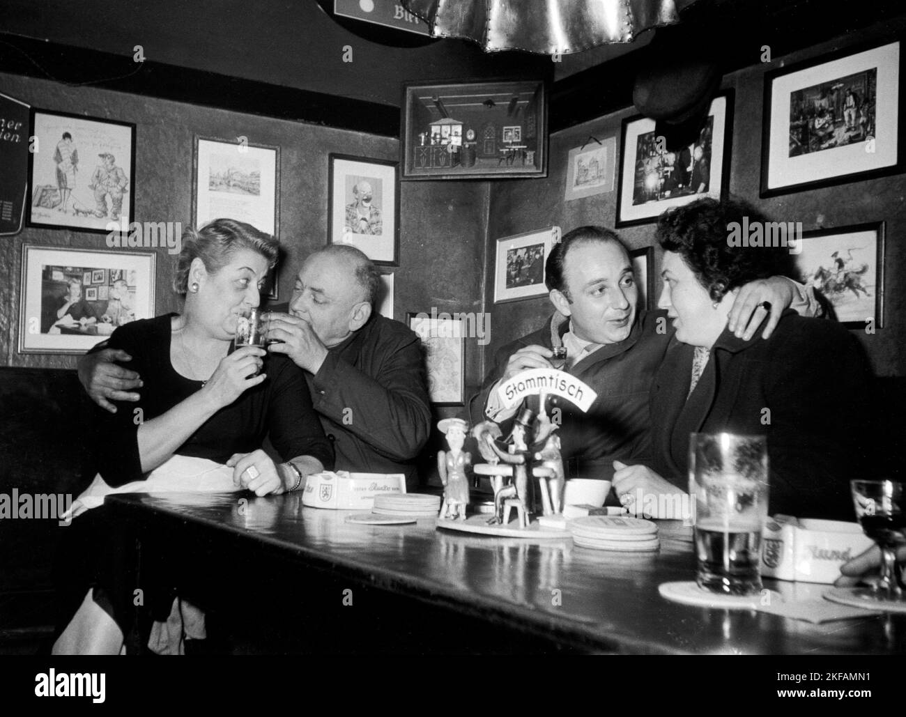 Ein Stammtischabend mit Männern und Frauen in der Sperlingsgasse Berlin, Deutschland 1960. Una serata con uomini e donne a Sperlingsgasse Berlino, Germania 1960. Foto Stock