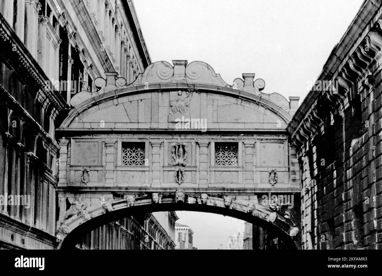 Italien in den 1950er Jahren - Die Seufzerbrücke - Ponte dei Sospiri in Venedig, Italien 1954. Italia nel 1950s - il Ponte dei Sospiri - Ponte dei Sospiri a Venezia 1954. Foto Stock
