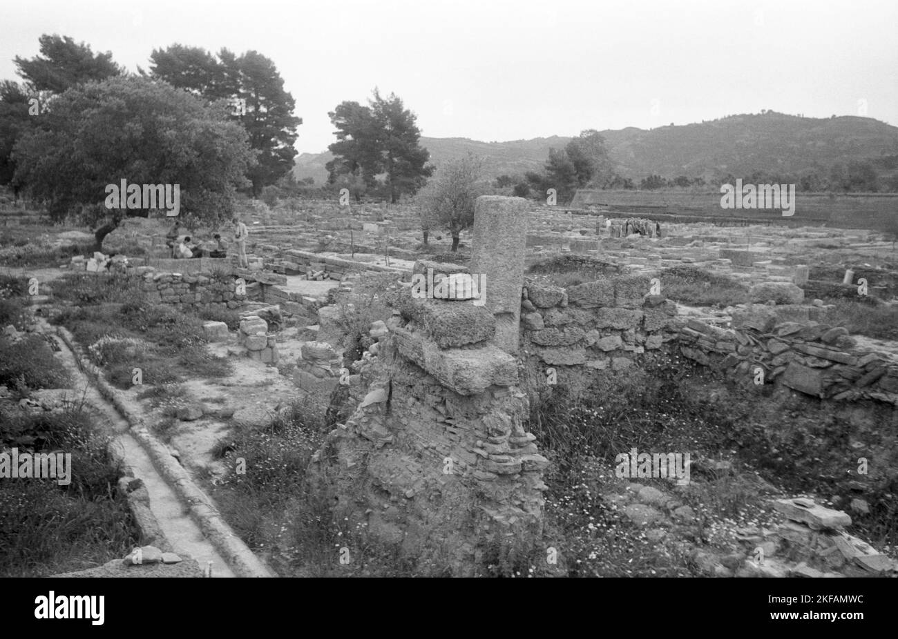 Touristen besuchen eine archäologische Ruinenstätte in Griechenland, 1950er Jahre. Un gruppo di turisti che visitano un sito archeologico in Grecia, 1950s. Foto Stock
