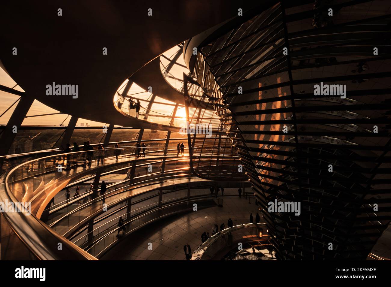 Berlino, Germania - Settembre 2022: Tramonto Vista dell'interno della cupola del Reichstag. La cupola progettata da Norman Foster si trova sulla sommità dell'edificio del Reichstag. Foto Stock