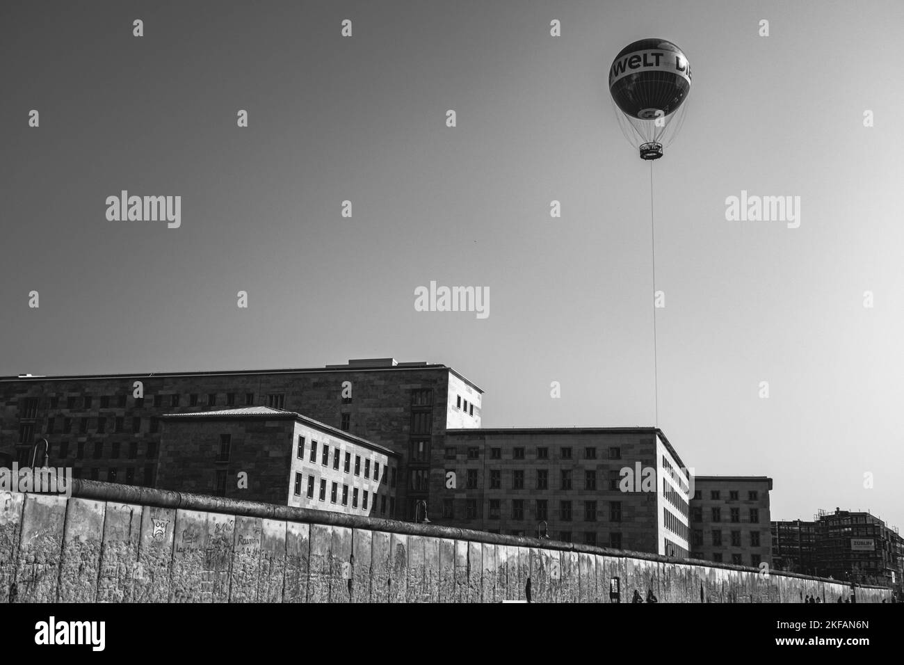 Vista dal basso angolo della mongolfiera sul Muro di Berlino in Germania Foto Stock