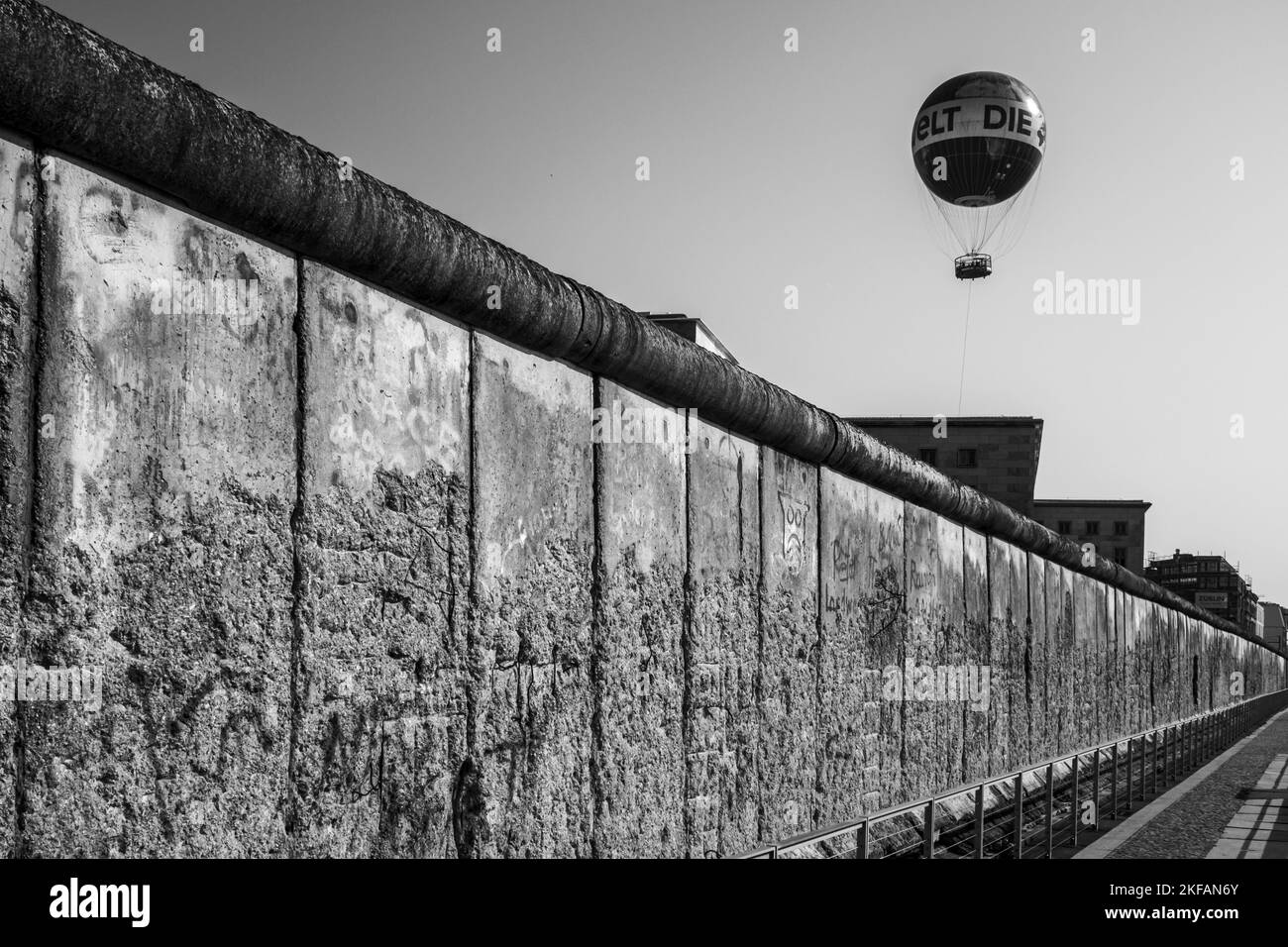 Vista dal basso angolo della mongolfiera sul Muro di Berlino in Germania Foto Stock