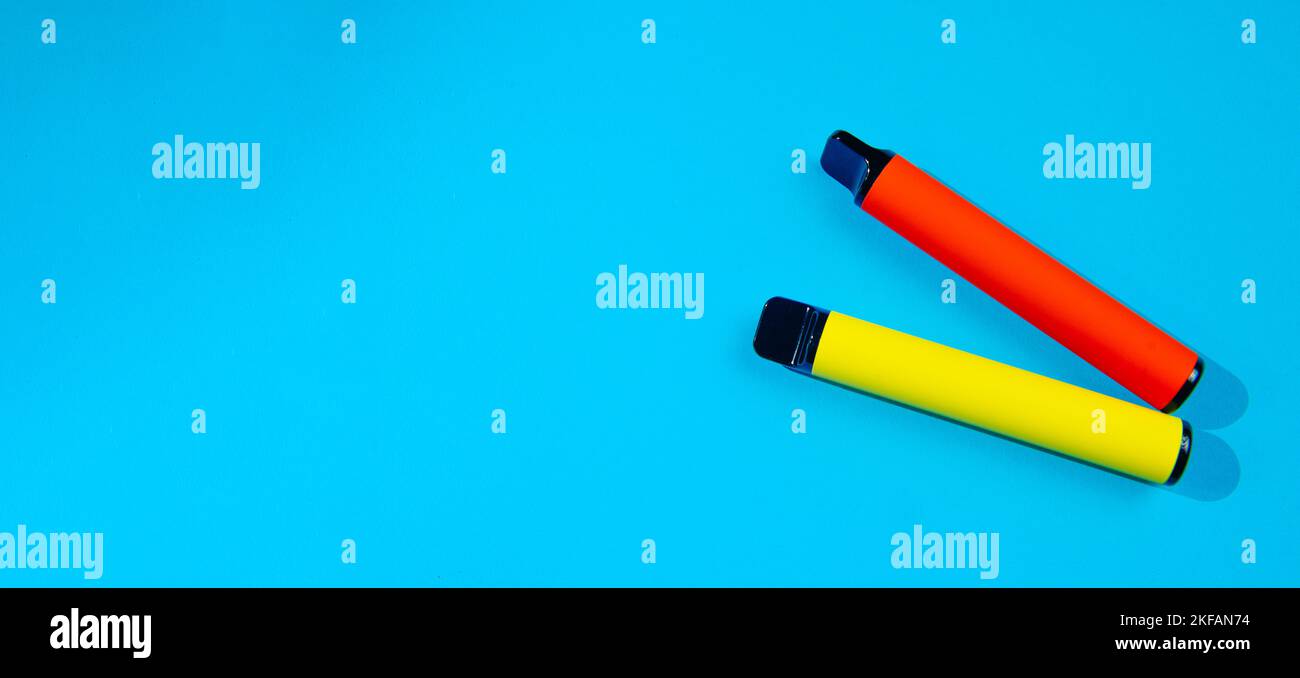 Sigarette elettroniche di colore blu con spazio vuoto per il testo. Un'alternativa al fumo. Sigarette moderne Foto Stock