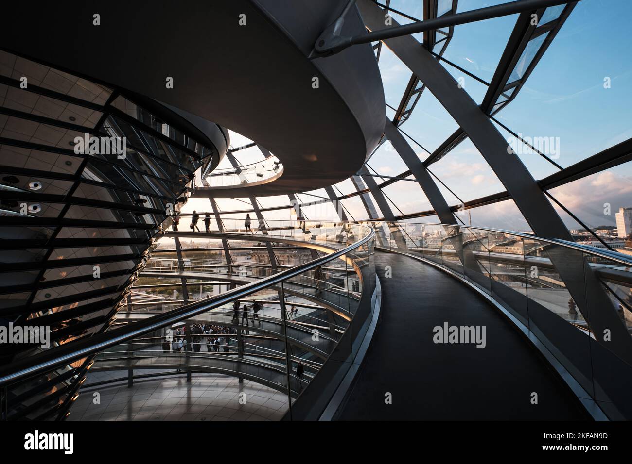 Berlino, Germania - Settembre 2022: Tramonto Vista dell'interno della cupola del Reichstag. La cupola progettata da Norman Foster si trova sulla sommità dell'edificio del Reichstag. Foto Stock