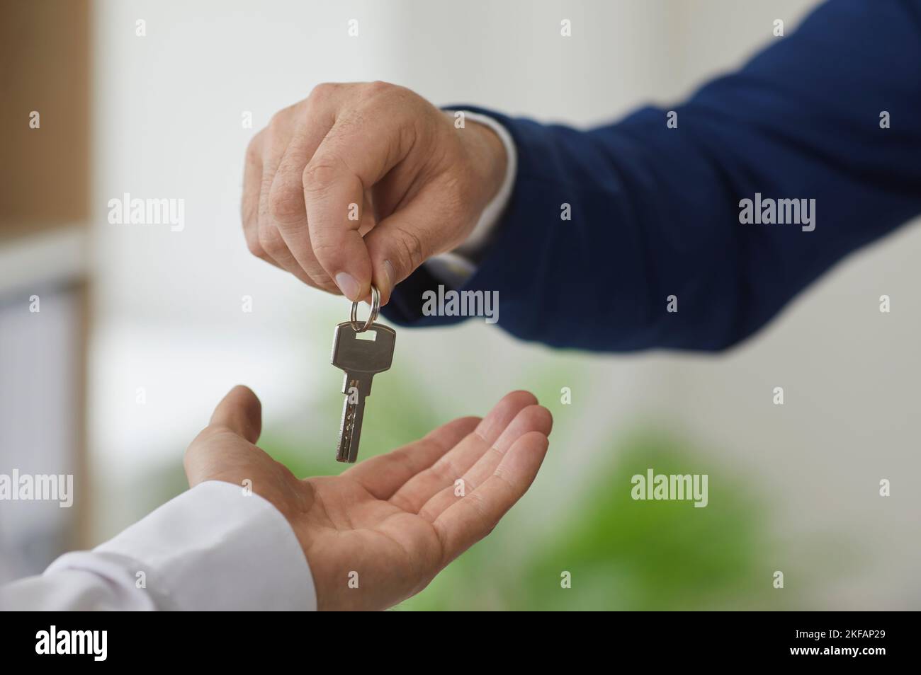 L'uomo prende le chiavi dall'agente immobiliare dopo la firma del contratto d'affitto o di acquisto. Foto Stock