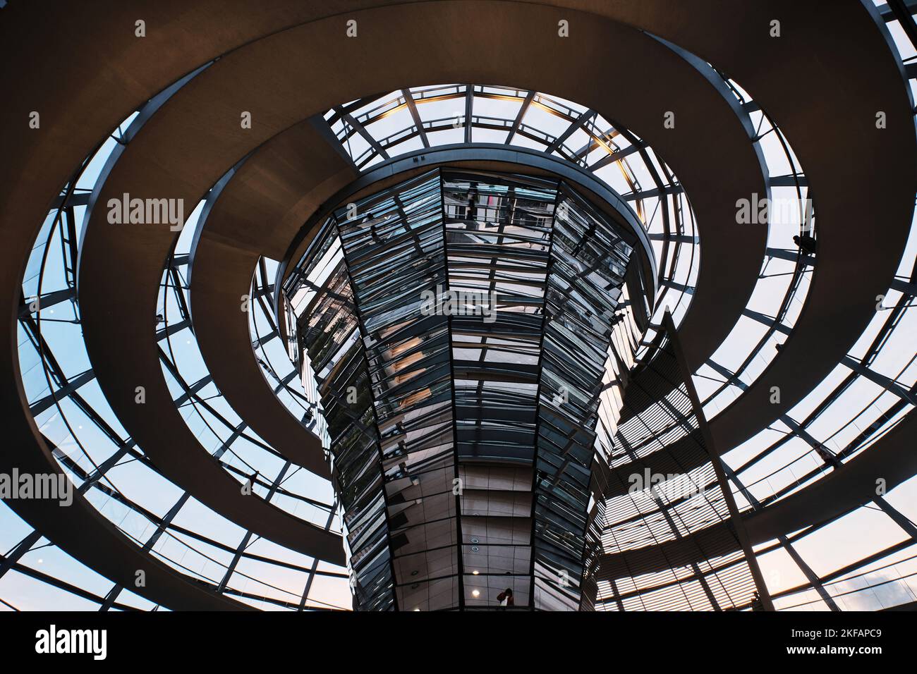 Berlino, Germania - Settembre 2022: Tramonto Vista dell'interno della cupola del Reichstag. La cupola progettata da Norman Foster si trova sulla sommità dell'edificio del Reichstag. Foto Stock