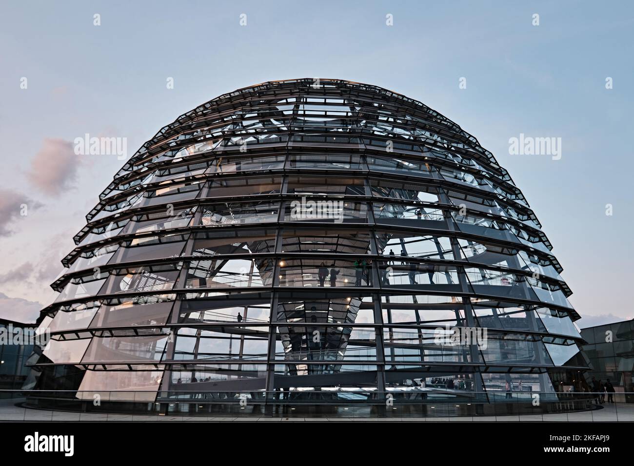 Berlino, Germania - Settembre 2022: Tramonto Vista dell'interno della cupola del Reichstag. La cupola progettata da Norman Foster si trova sulla sommità dell'edificio del Reichstag. Foto Stock