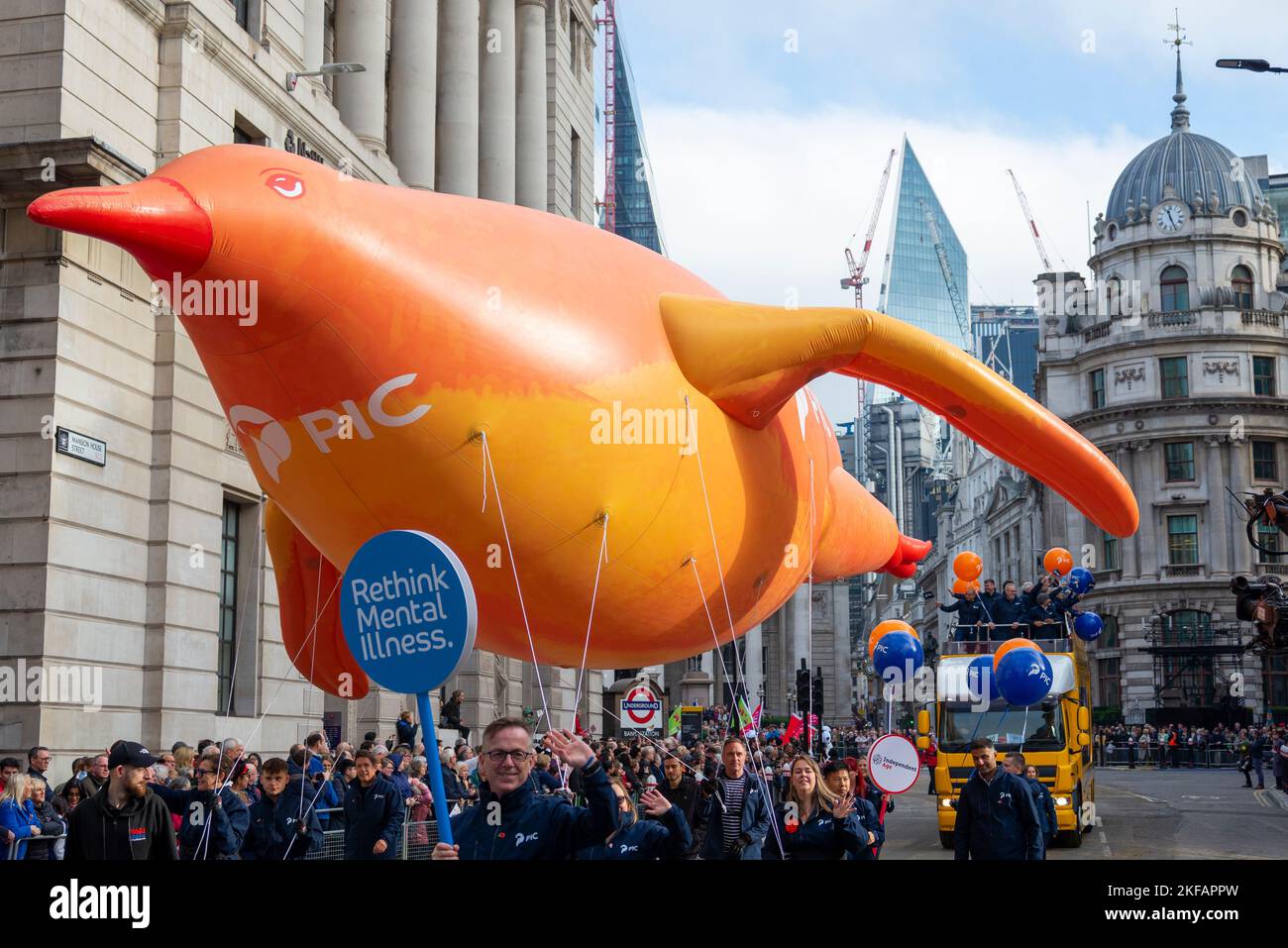 Pension Insurance Corporation galleggia alla sfilata del Lord Mayor's Show nella città di Londra, Regno Unito. Grande pinguino gonfiabile che galleggia attraverso le strade della città Foto Stock