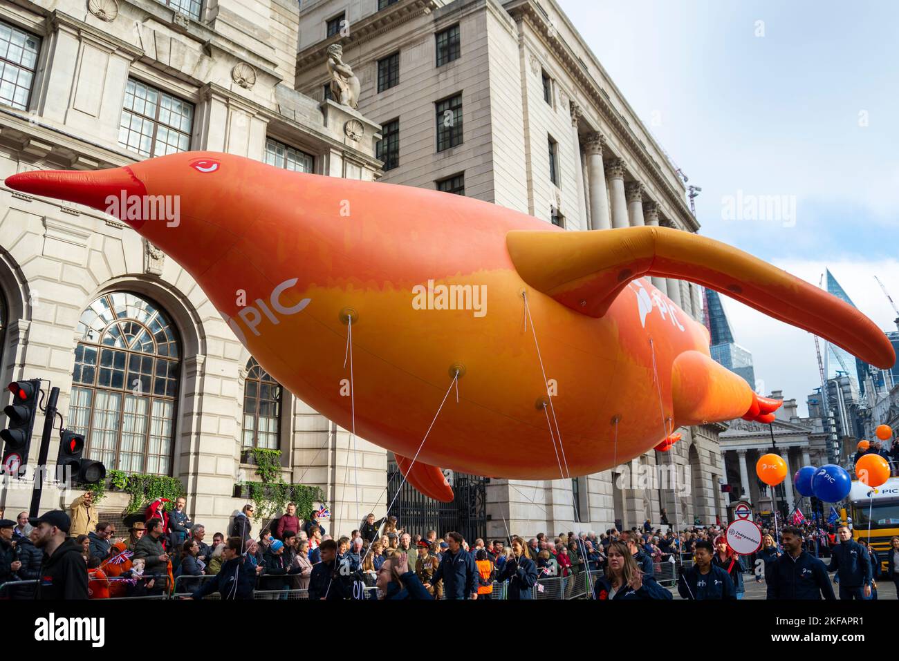 Pension Insurance Corporation galleggia alla sfilata del Lord Mayor's Show nella città di Londra, Regno Unito. Grande pinguino gonfiabile che galleggia attraverso le strade della città Foto Stock