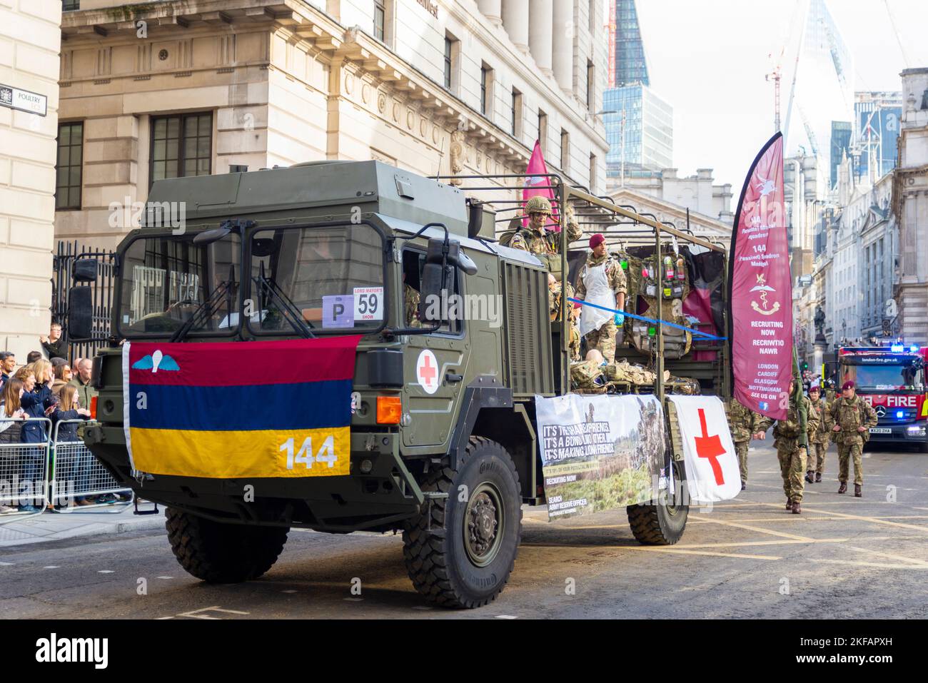 144 (PARACADUTE) MEDICO SQUADRONE, 16 MEDICO REGGIMENTO uomo camion esercito alla sfilata del Lord Mayor's Show nella città di Londra, Regno Unito Foto Stock