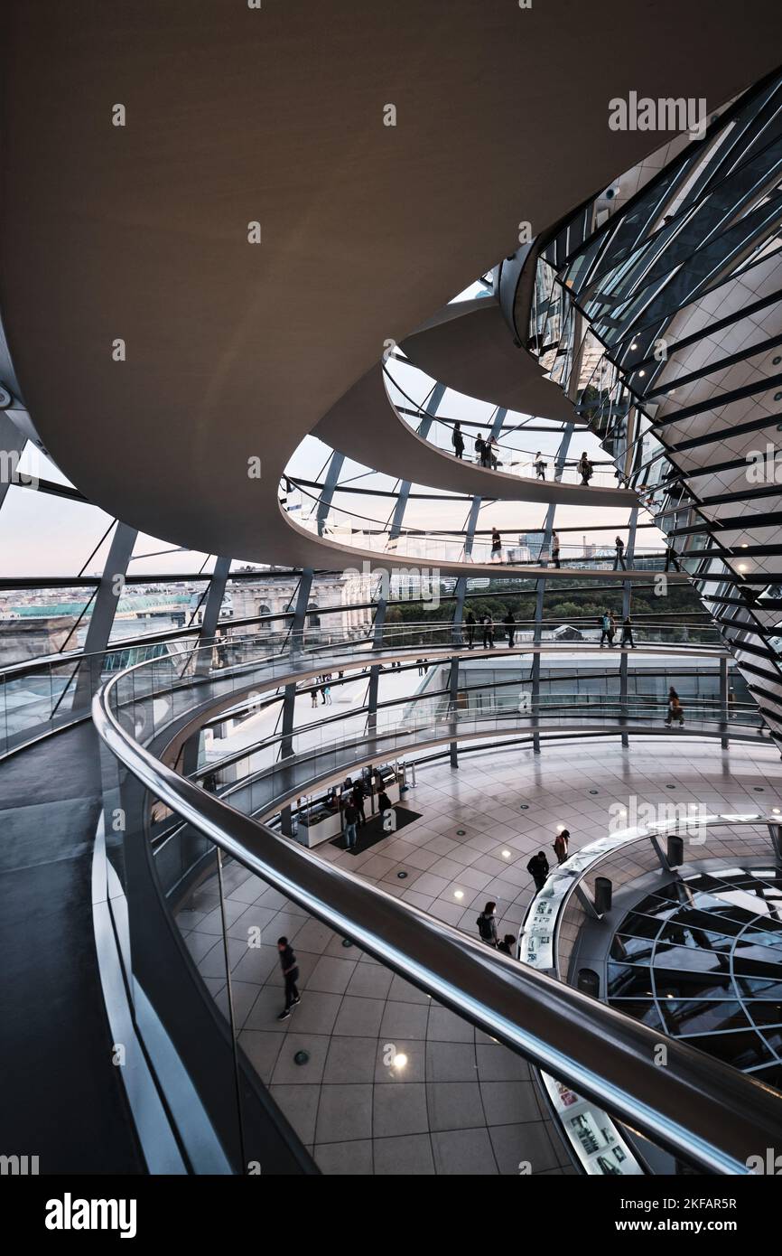 Berlino, Germania - Settembre 2022: Tramonto Vista dell'interno della cupola del Reichstag. La cupola progettata da Norman Foster si trova sulla sommità dell'edificio del Reichstag. Foto Stock