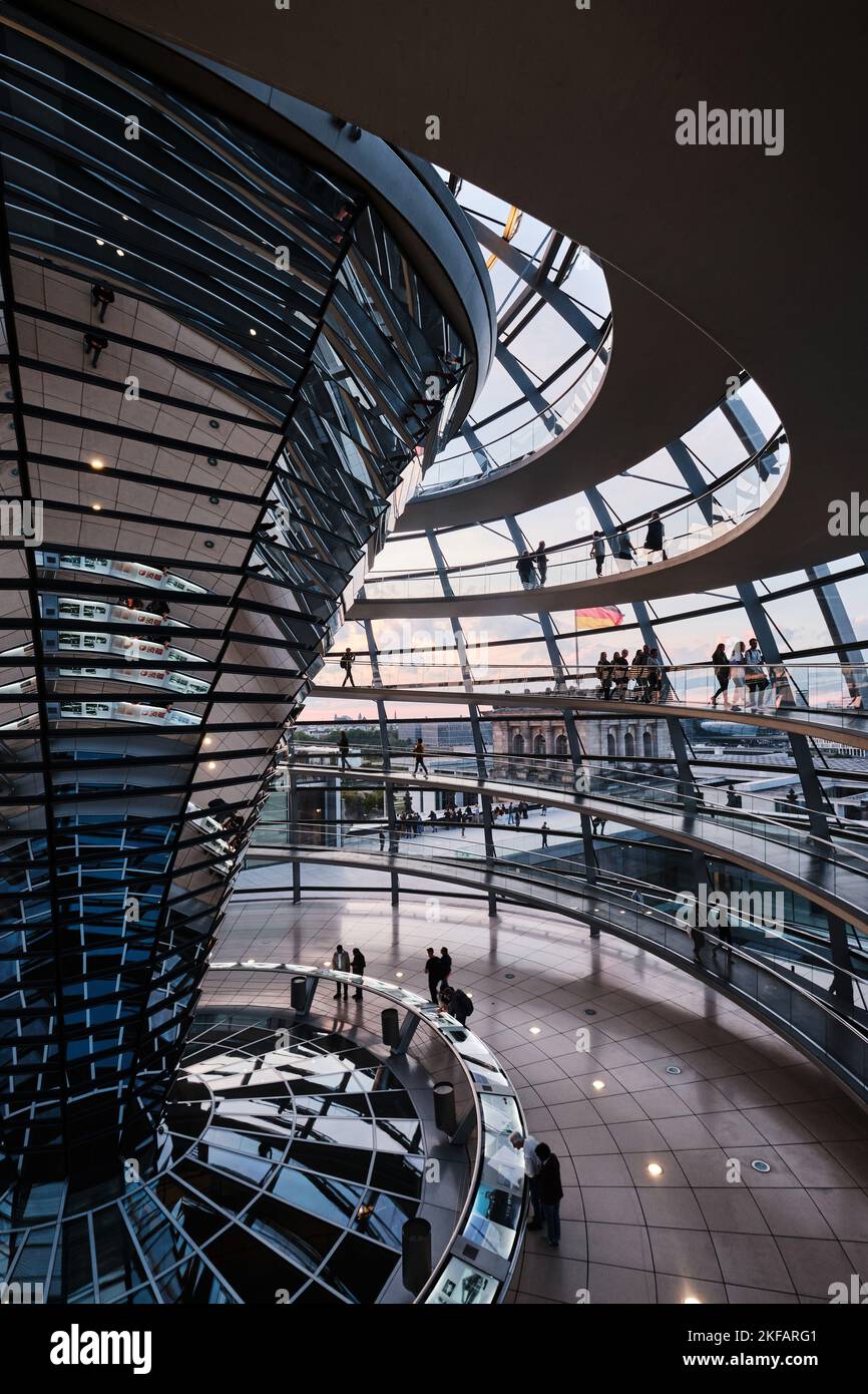 Berlino, Germania - Settembre 2022: Tramonto Vista dell'interno della cupola del Reichstag. La cupola progettata da Norman Foster si trova sulla sommità dell'edificio del Reichstag. Foto Stock
