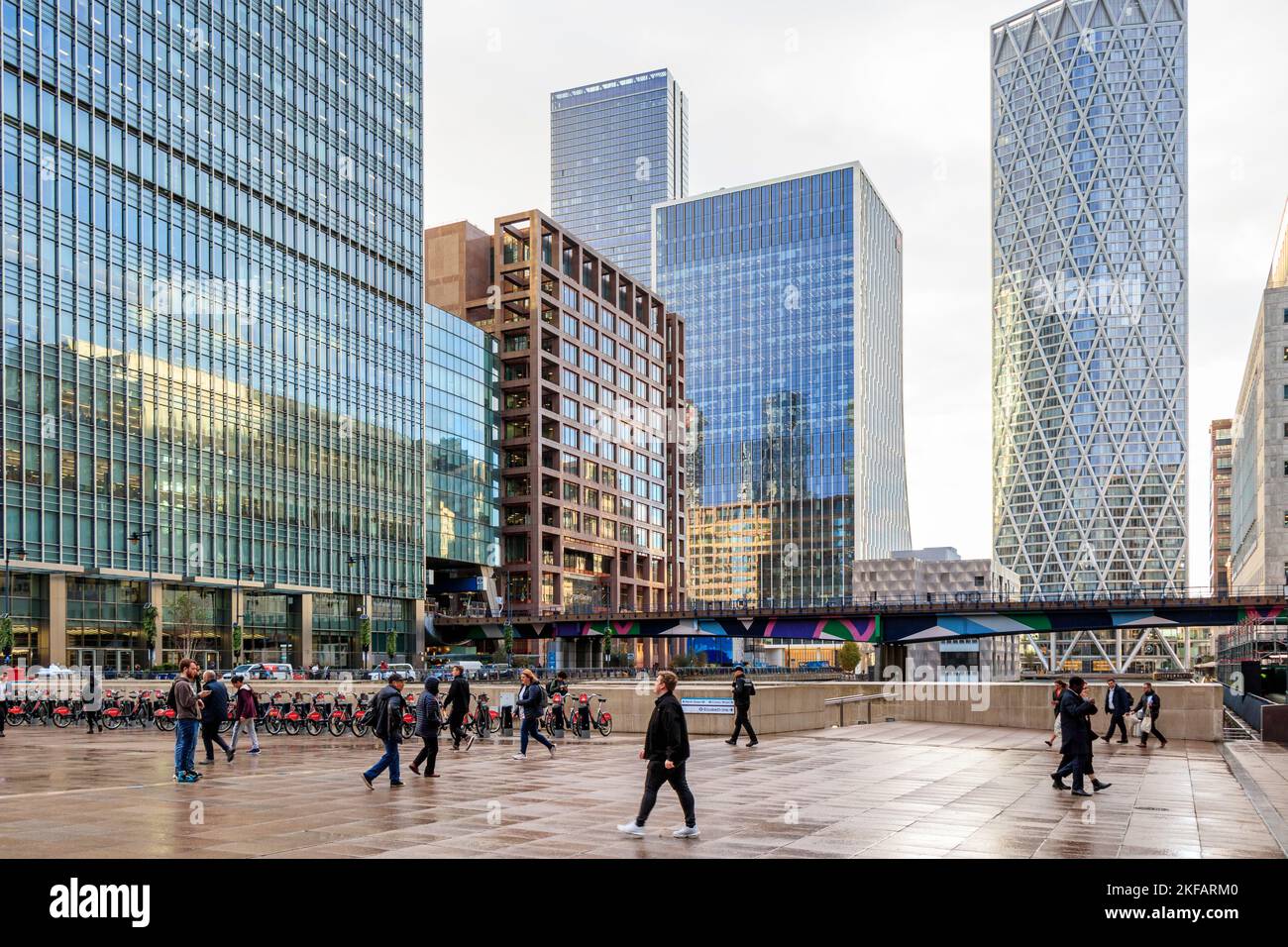 La Docklands Light Railway che attraversa il Middle Dock di Canary Wharf, la torre residenziale di Terranova sullo sfondo, Londra, Regno Unito Foto Stock