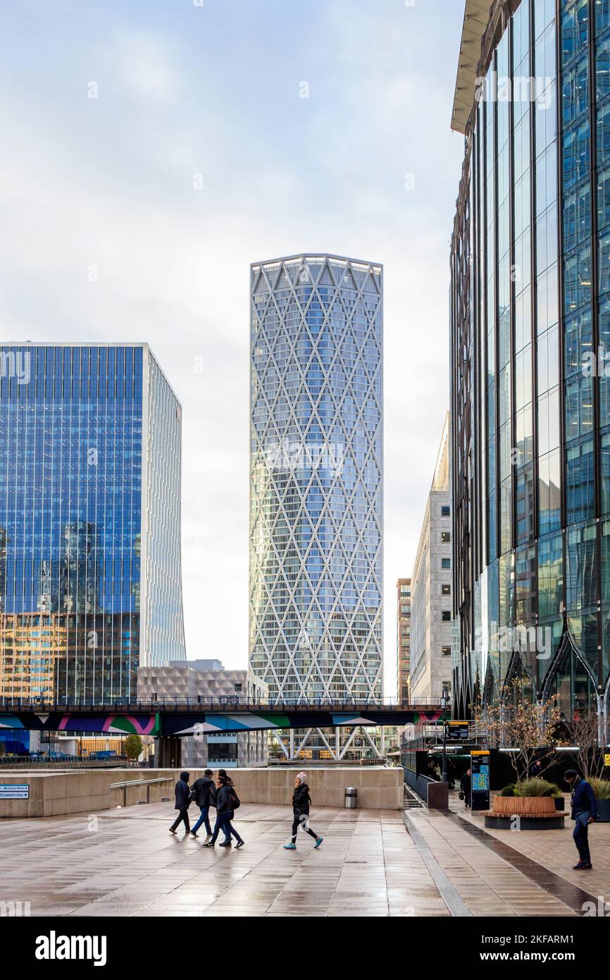La Docklands Light Railway che attraversa il Middle Dock di Canary Wharf, la torre residenziale di Terranova sullo sfondo, Londra, Regno Unito Foto Stock