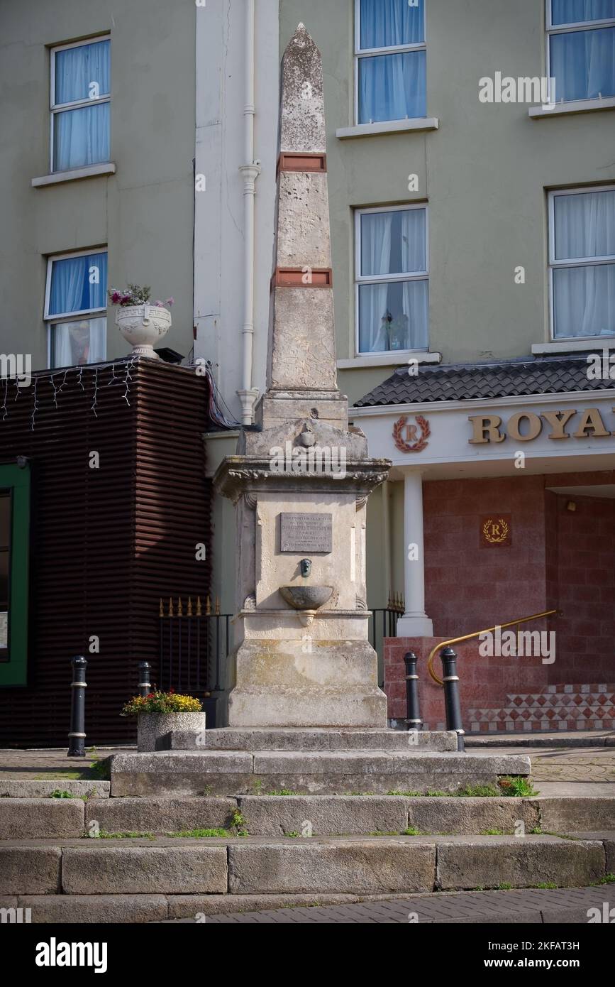 Foto verticale della fontana commemorativa dedicata a un medico locale dottor Christopher Thompson che lavorò a Bray negli anni '1870s durante l'epidemia di colera. Foto Stock