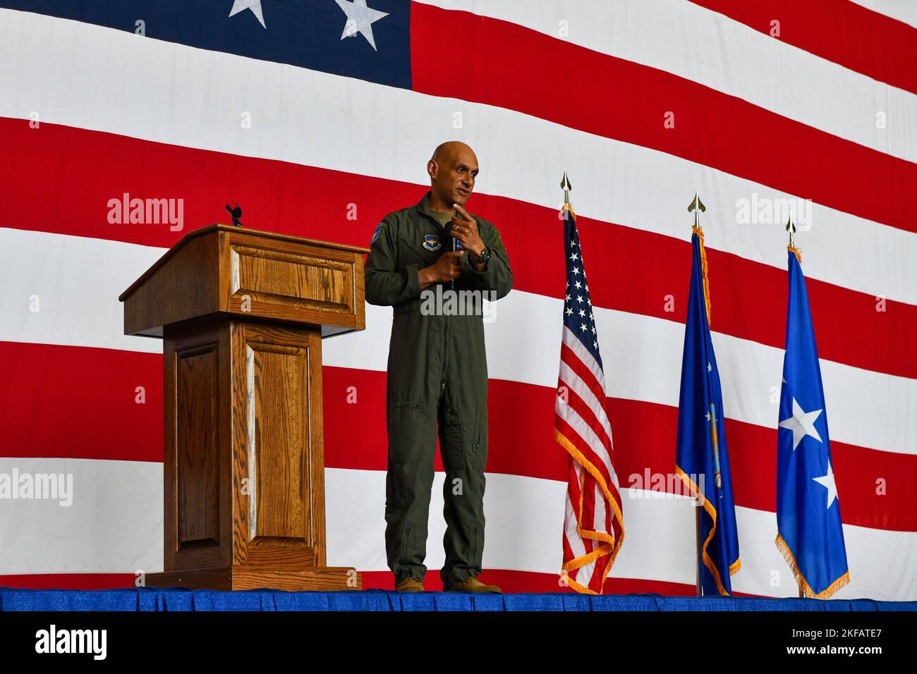 Brian Robinson, comandante dell'Air Education and Training Command (AETC), ospita una "chiamata generale" presso la base dell'aeronautica militare di Altus, Oklahoma, 1 settembre 2022. Durante la chiamata generale, Robinson ha parlato con Airmen di come la missione Air Mobility Wing 97th si inserisca nelle più grandi missioni AETC e US Air Force. Foto Stock