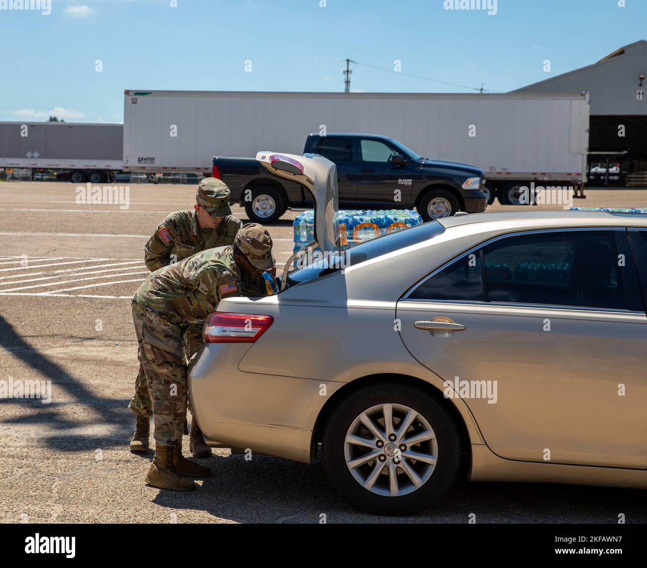 I soldati della guardia nazionale del Mississippi hanno messo l'acqua nel tronco dell'auto di una persona alla fiera statale del Mississippi a Jackson, Mississippi, 1 settembre 2022. Quasi 600 membri della guardia nazionale del Mississippi sono stati allestiti in sette siti attraverso Jackson per consentire alle persone di raccogliere acqua in bottiglia e acqua non potabile dai camion dei bufali d'acqua. (STATI UNITI Foto della Guardia Nazionale dell'esercito da parte del personale Sgt. Connie Jones) Foto Stock