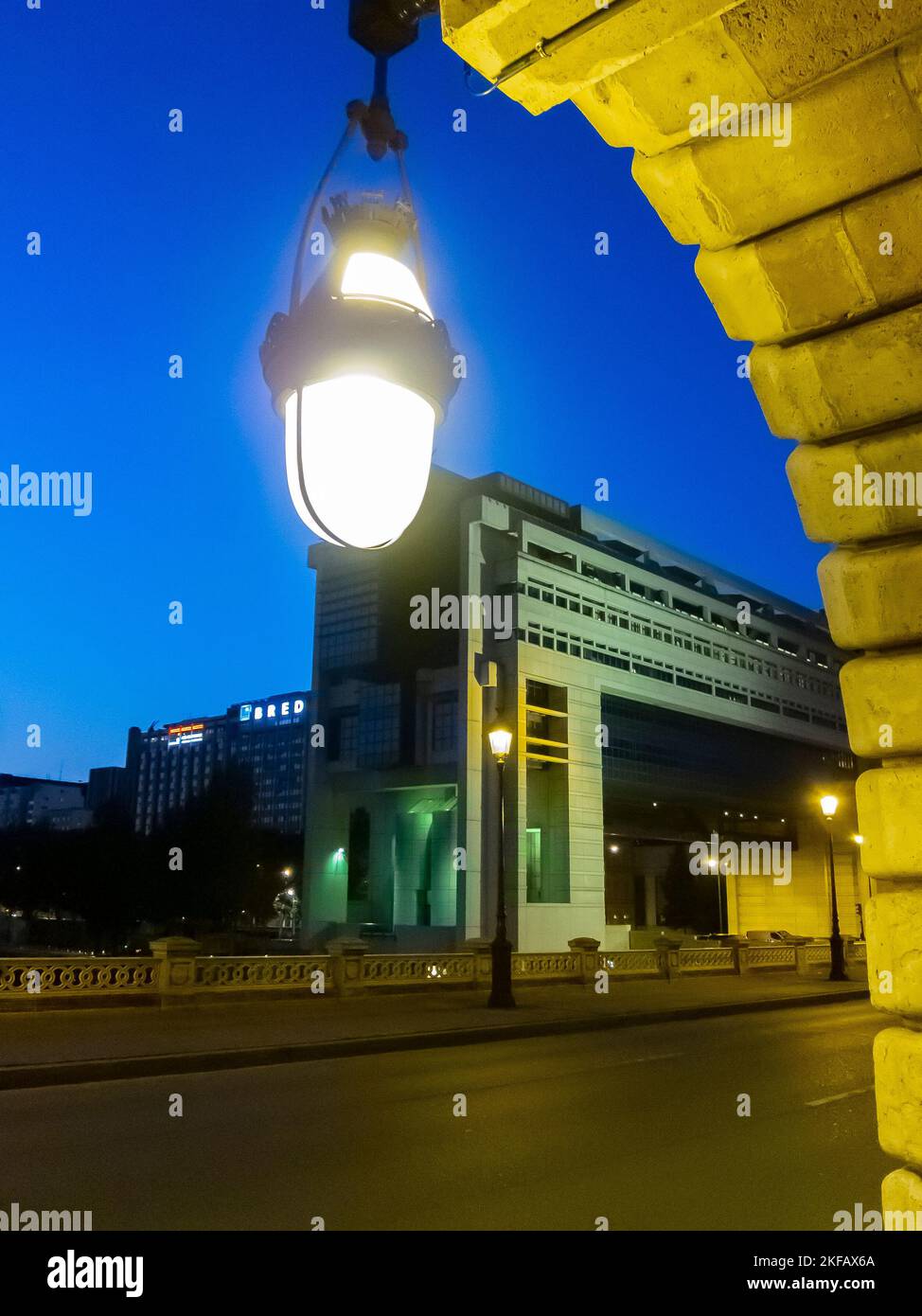 Parigi, Francia, Ufficio , Ministro delle finanze, Bercy, Street Light, Street Scene nel centro della città, edifici antichi, luci di notte Foto Stock