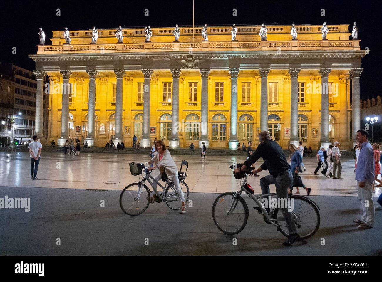 Bordeaux, Francia, Teatro Building Lights, di notte, persone in strada con biciclette, mobilità urbana Foto Stock