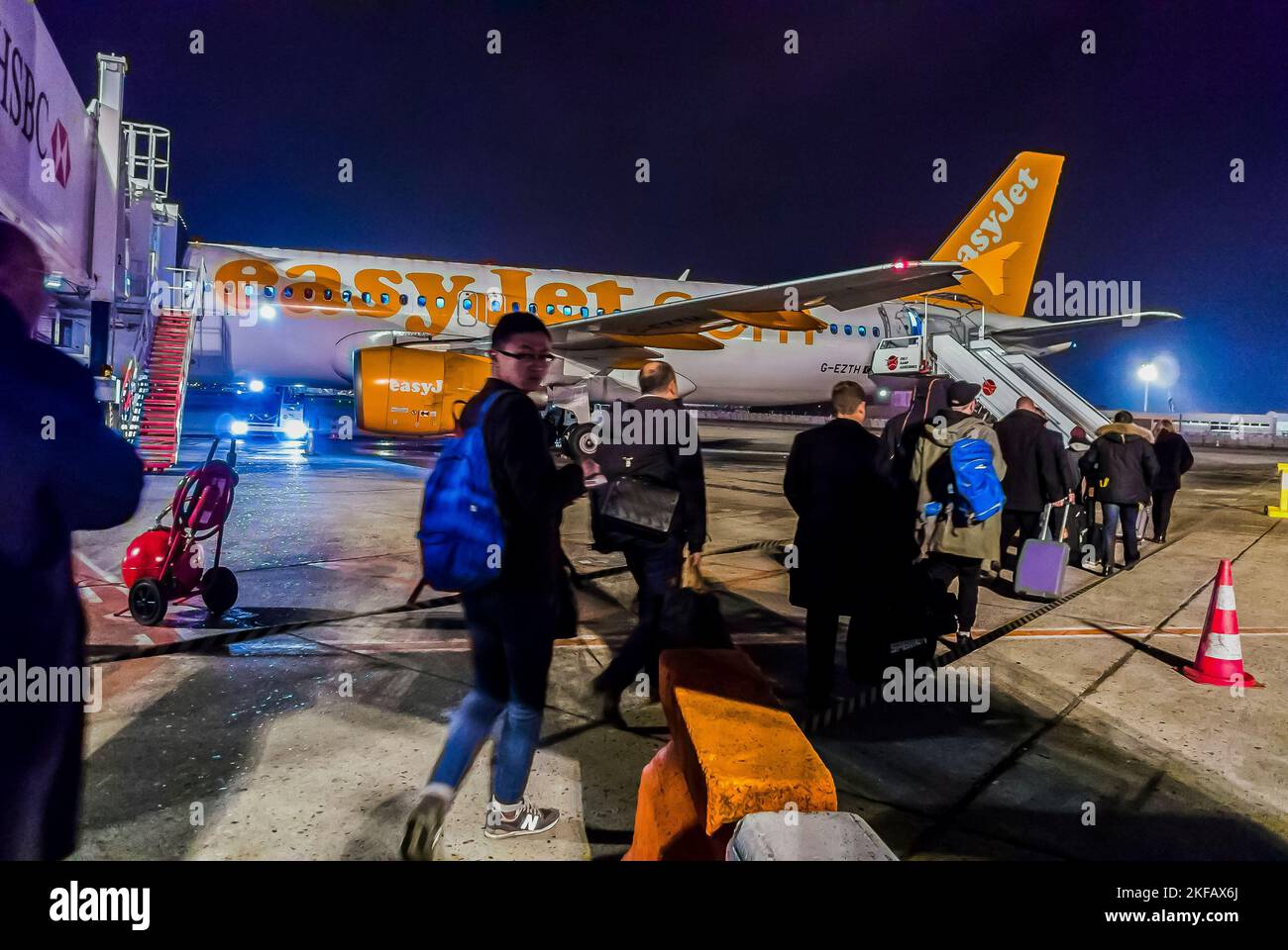 Parigi, Francia, affollano i viaggiatori in partenza da Tarmac per l'aereo Easy Jet Airplane, vista dell'aeroporto di Orly, notte Foto Stock