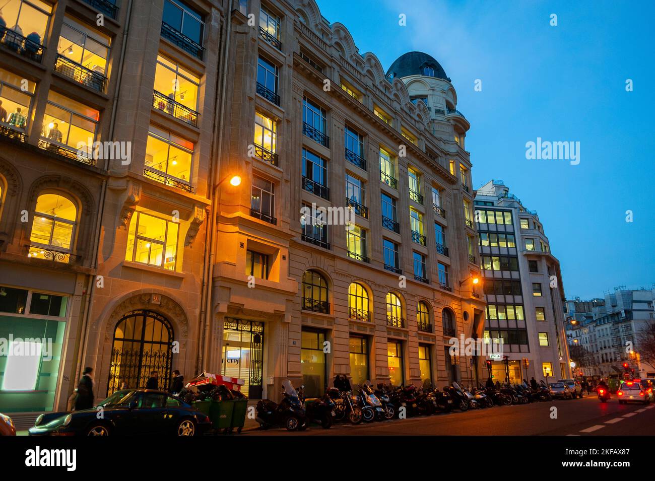 Parigi, Francia, edificio degli uffici nella zona di Sentier, scena della strada nel centro della città, edifici antichi, luci di notte Foto Stock