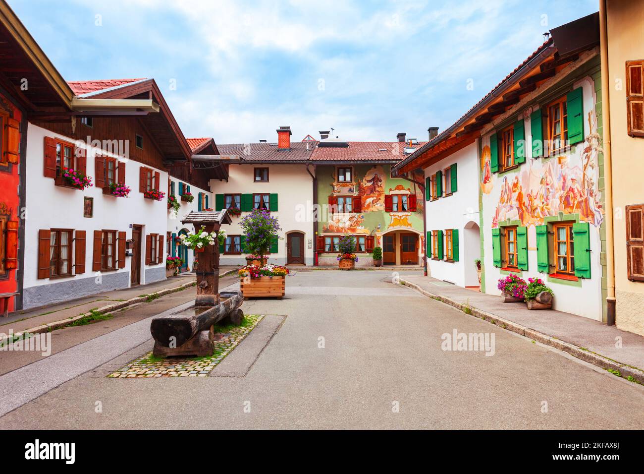 Mittenwald, Germania - 01 luglio 2021: Bellezza case locali decorate con Luftlmalerei, arte bayern forma di pittura facciata nella città di Mittenwald in Baviera Foto Stock