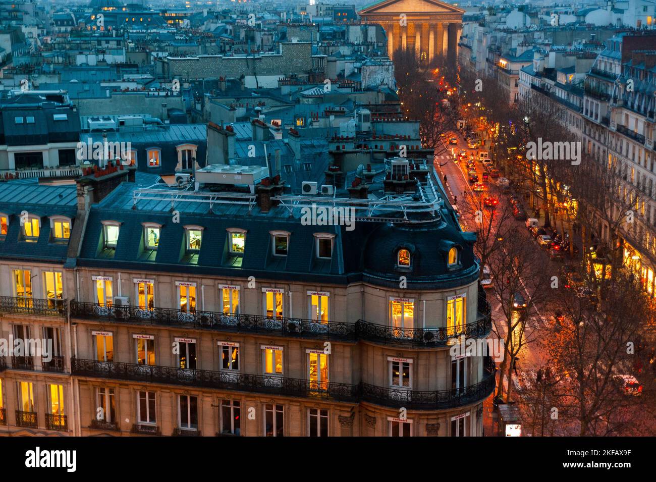 Parigi, Francia, edificio degli uffici nella zona di Sentier, scena della strada nel centro della città, edifici antichi, luci di notte Foto Stock