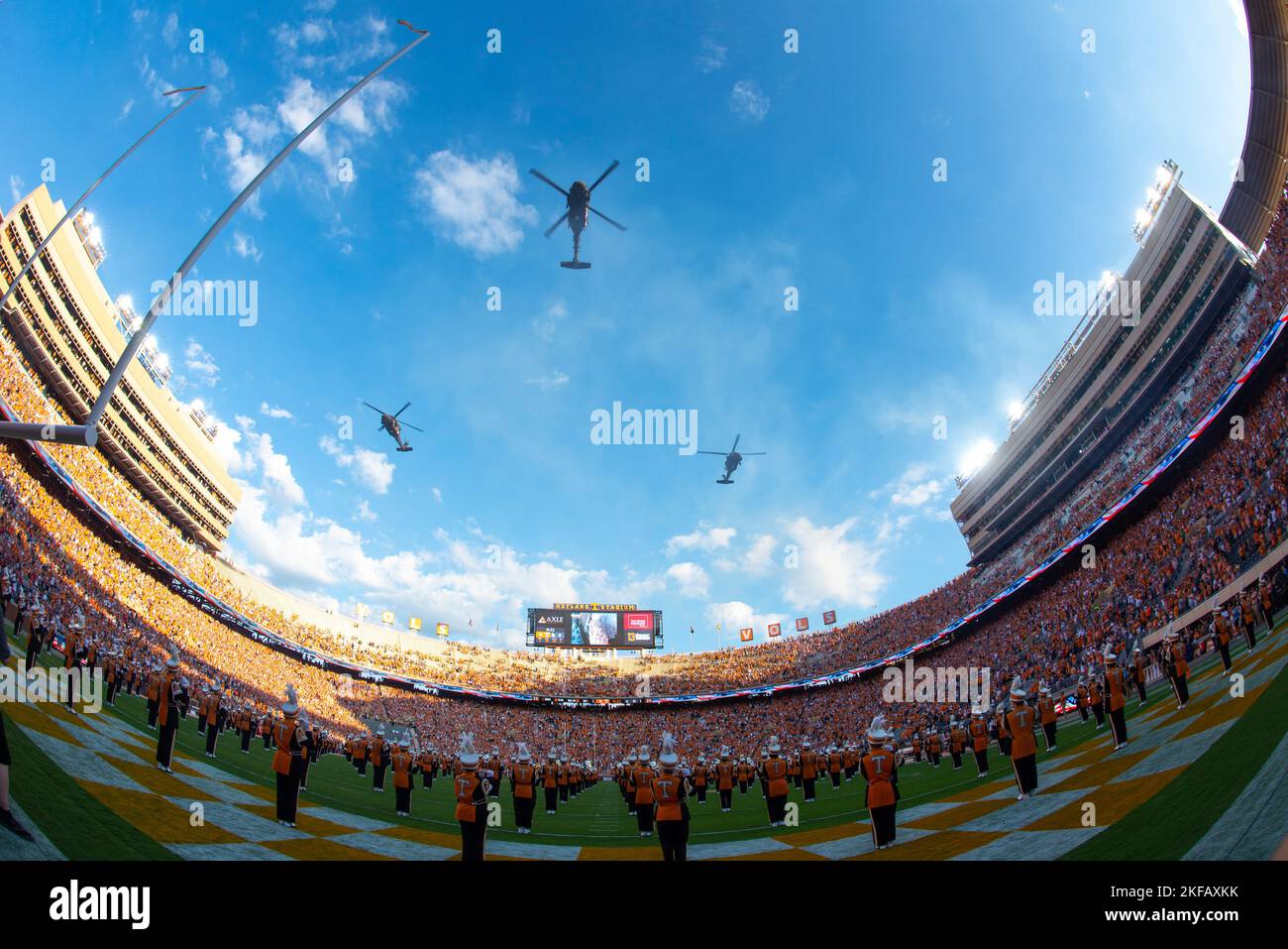 KNOXVILLE, Ten.(1 settembre 2022)-- tre Blackhawks UH-60 del Battaglione di elicotteri d'assalto 1-230 sono volati sullo stadio di Neyland dopo il National Anthem durante la prima partita di football dei Tennessee Volunteers della stagione qui. (Foto della Guardia Nazionale aerea di staff Sgt. Pietra arenaria di Melissa) Foto Stock