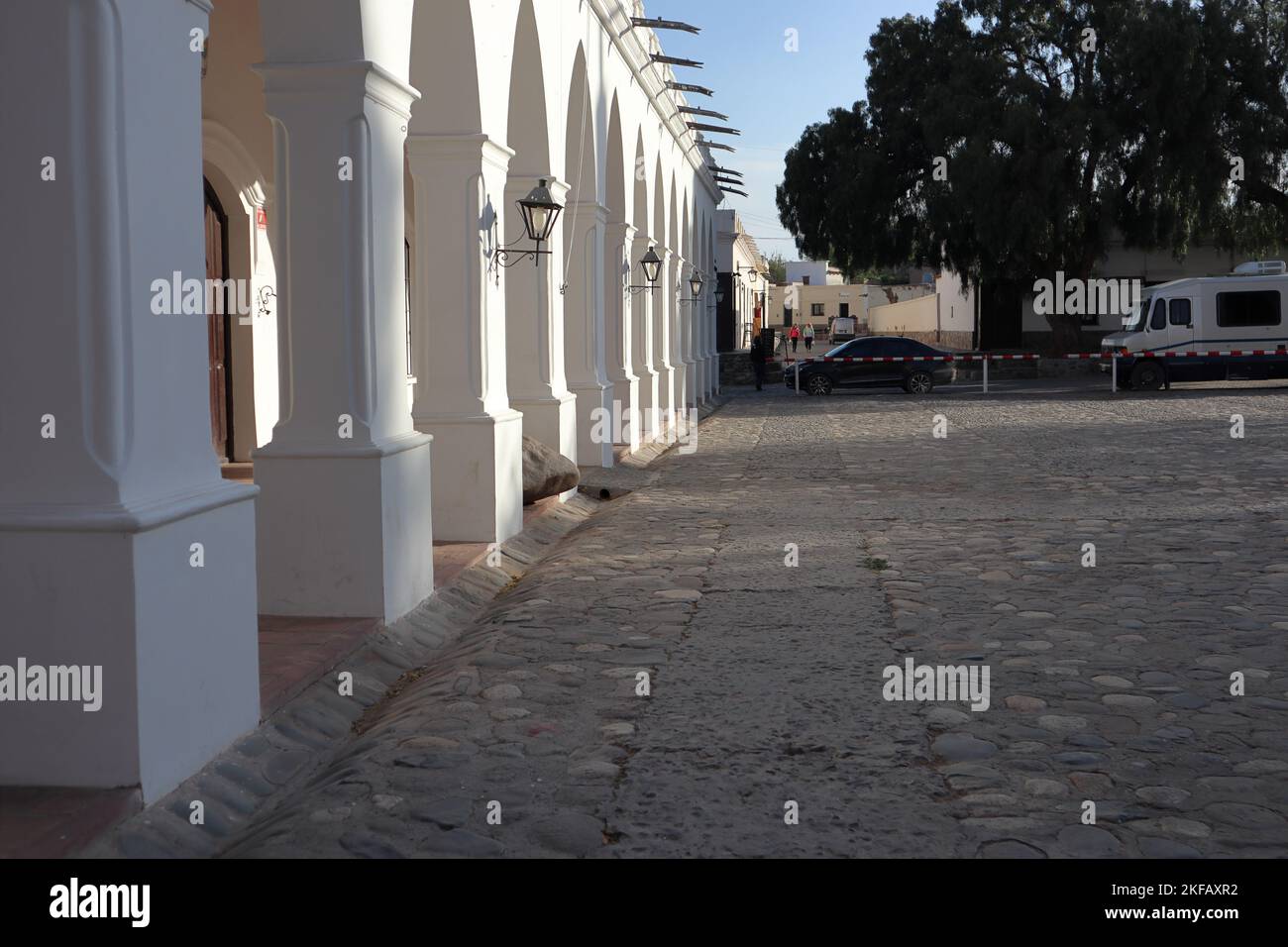 Cachi, Argentina - 2 novembre 2022: Case coloniali a Cachi sulle ande argentine Foto Stock
