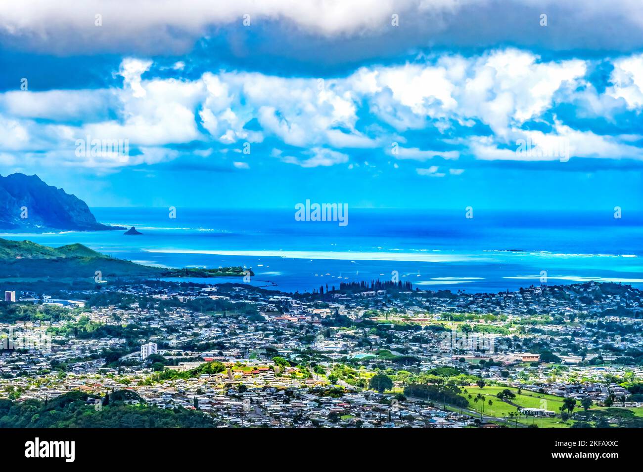 Colorful Kaneohe City Nuuanu Pali Outlook Green Koolau Mountain Range Oahu Hawaii Costruito 1958 luogo sanguinante Nuuanu Battaglia che ha reso Kamehameha i re VI Foto Stock