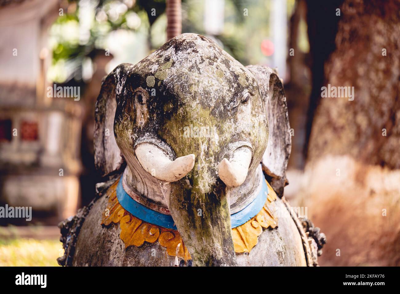 Un primo piano di una statua di elefante trovata in un tempio buddista in Vietnam Foto Stock