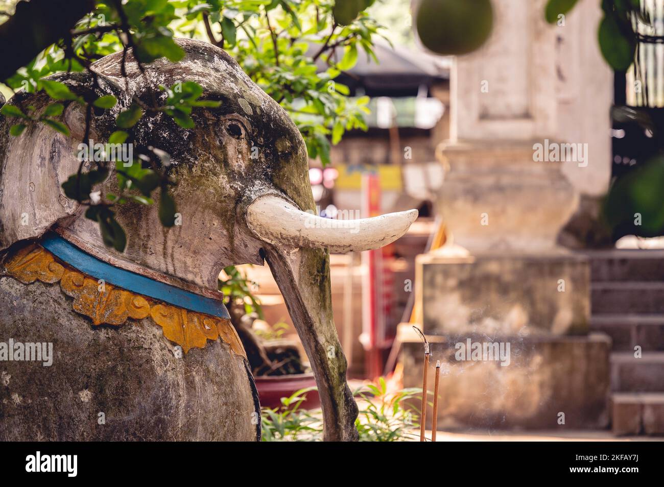 Un primo piano di una statua di elefante trovata in un tempio buddista in Vietnam Foto Stock